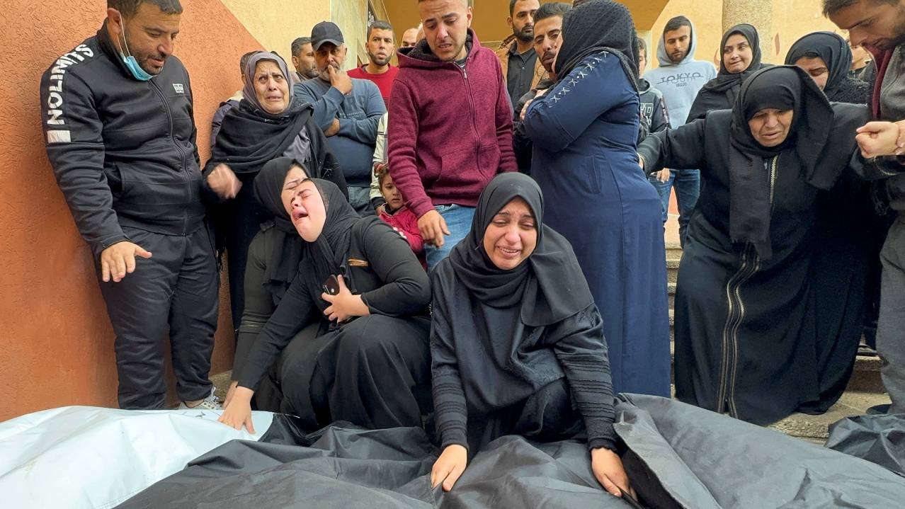 People react next to the bodies of Palestinians killed in Israeli strikes at Nasser hospital in Khan Younis, in the southern Gaza Strip. /Bassam Masoud/Reuters