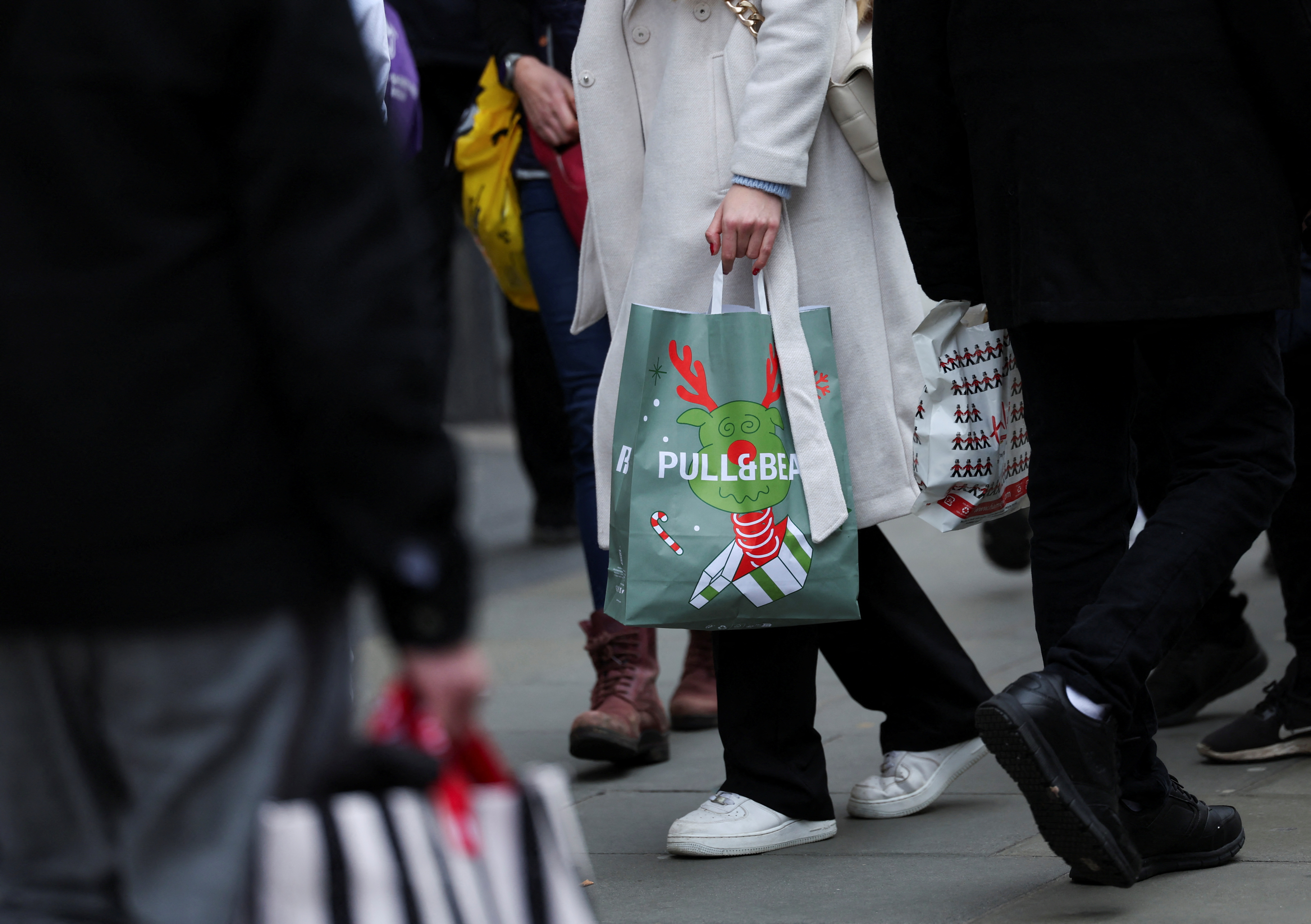 UK citizens have had to tighten their purse strings this year, but there is hope that if inflation continues to fall, falling prices will follow in 2024. /Isabel Infantes/Reuters.