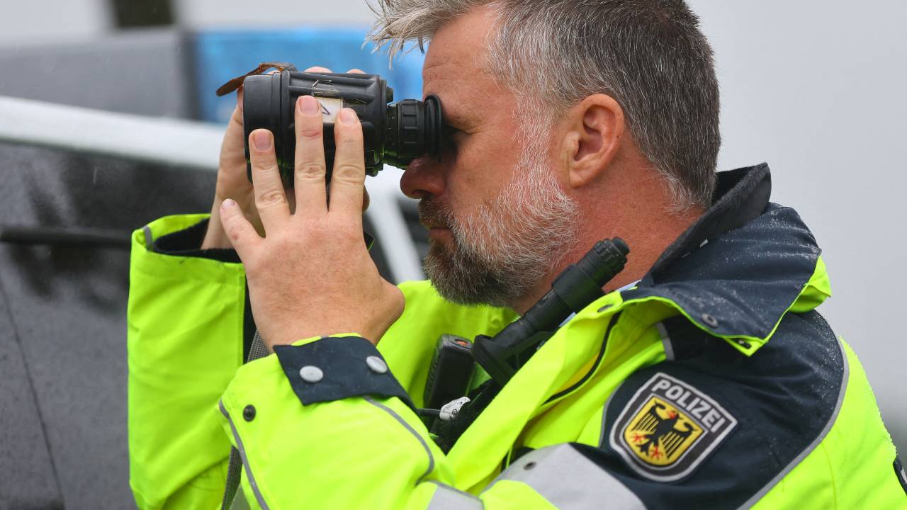 A German federal police Bundespolizei officer uses binoculars during patrol along the German-Polish border to prevent irregular migration. /Fabrizio Bensch/Reuters
