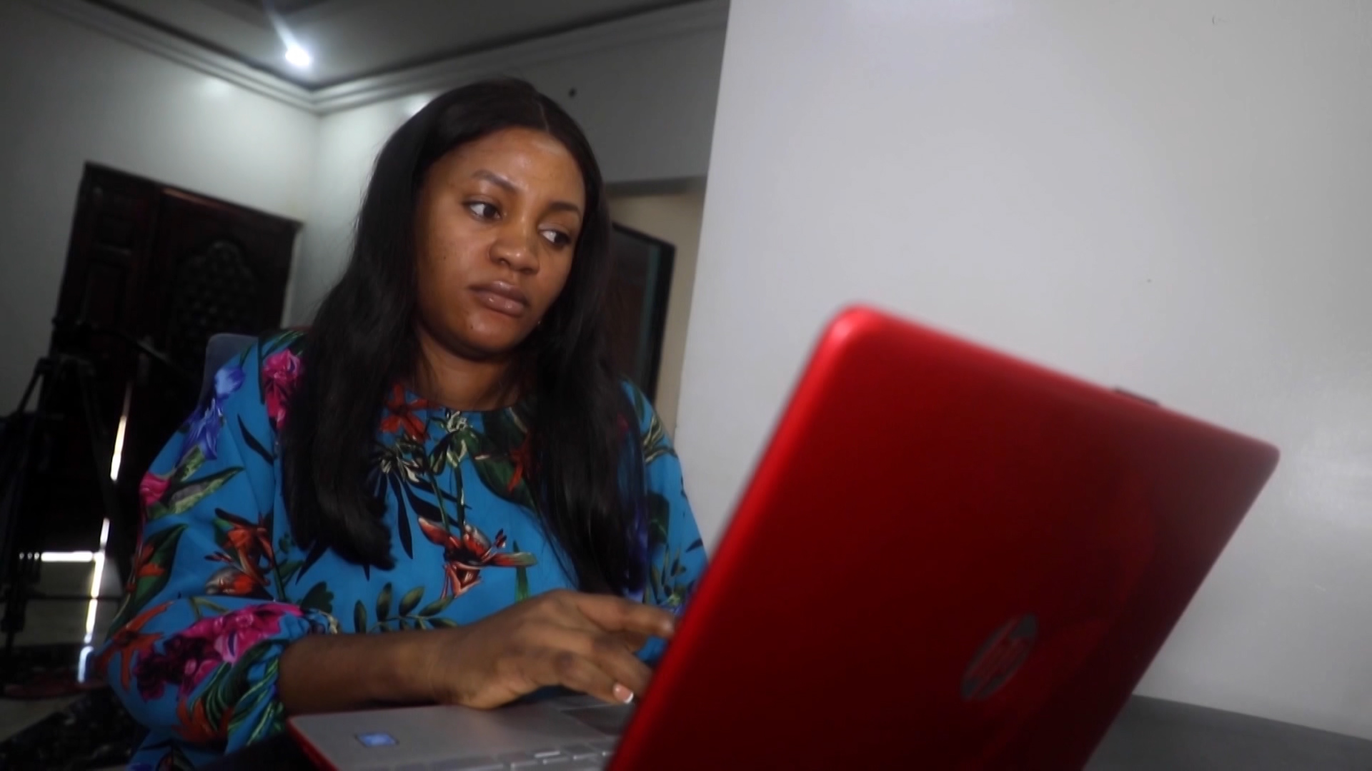 Alice Imhankon is having to alter her plans to move to the UK because of stringent immigration laws./CGTN