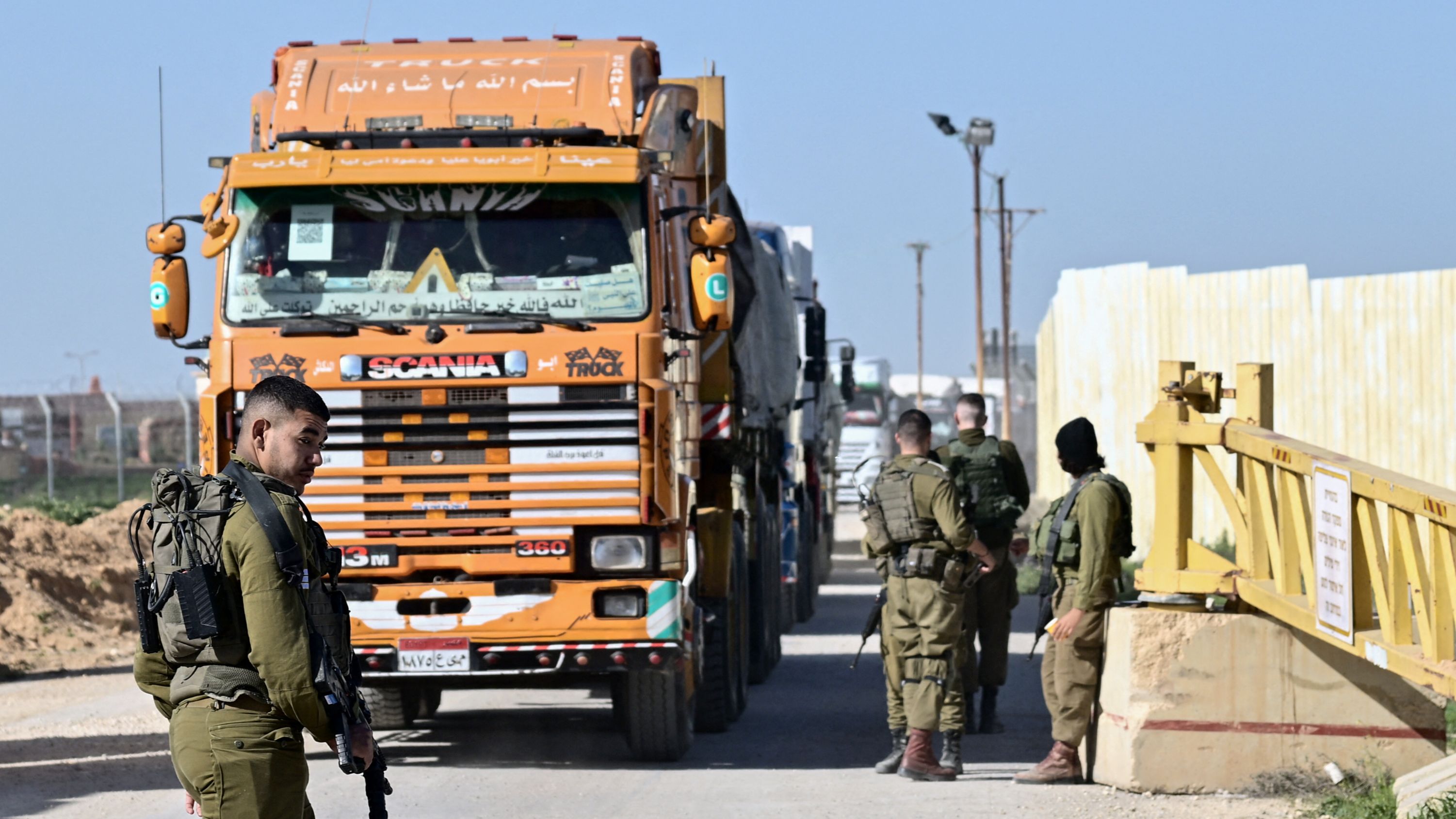 Humanitarian aid arriving from Egypt to the Israeli side of the Kerem Shalom border crossing. /Alberto Pizzoli/AFP