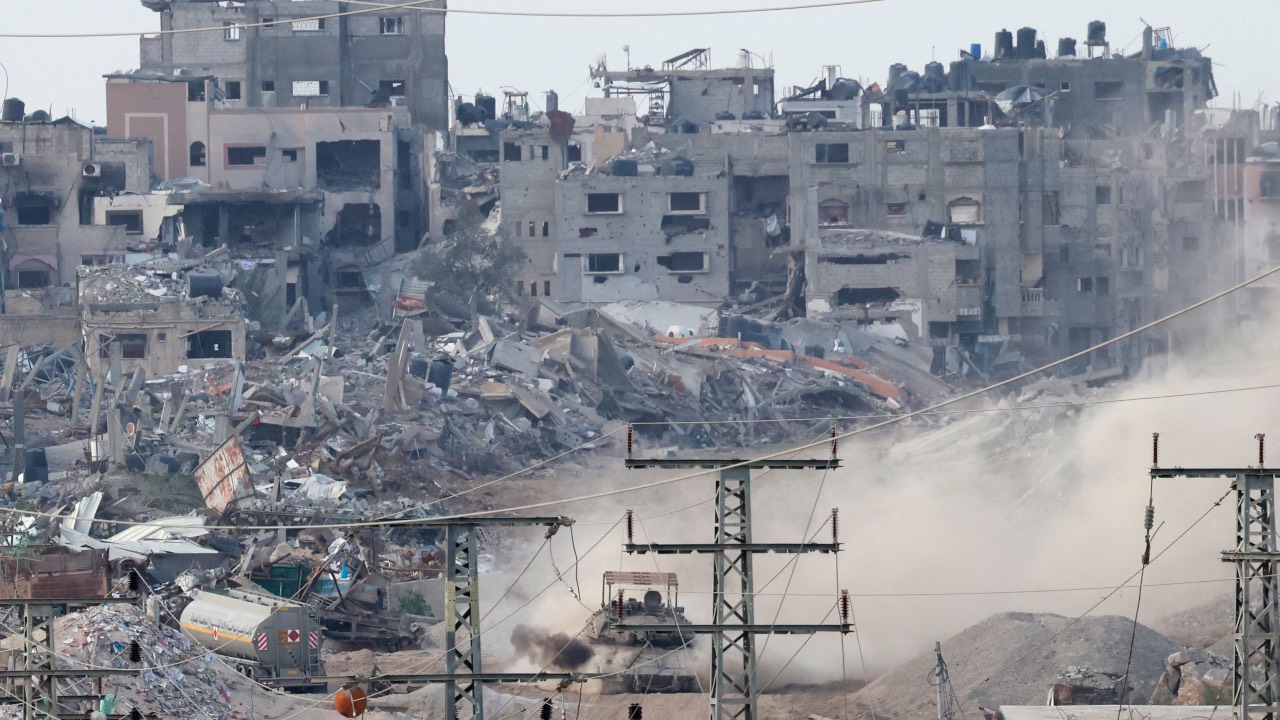 An Israeli army tank driving inside the Gaza Strip amid continuing battles between Israel and Hamas. /Menahem Kahana/AFP