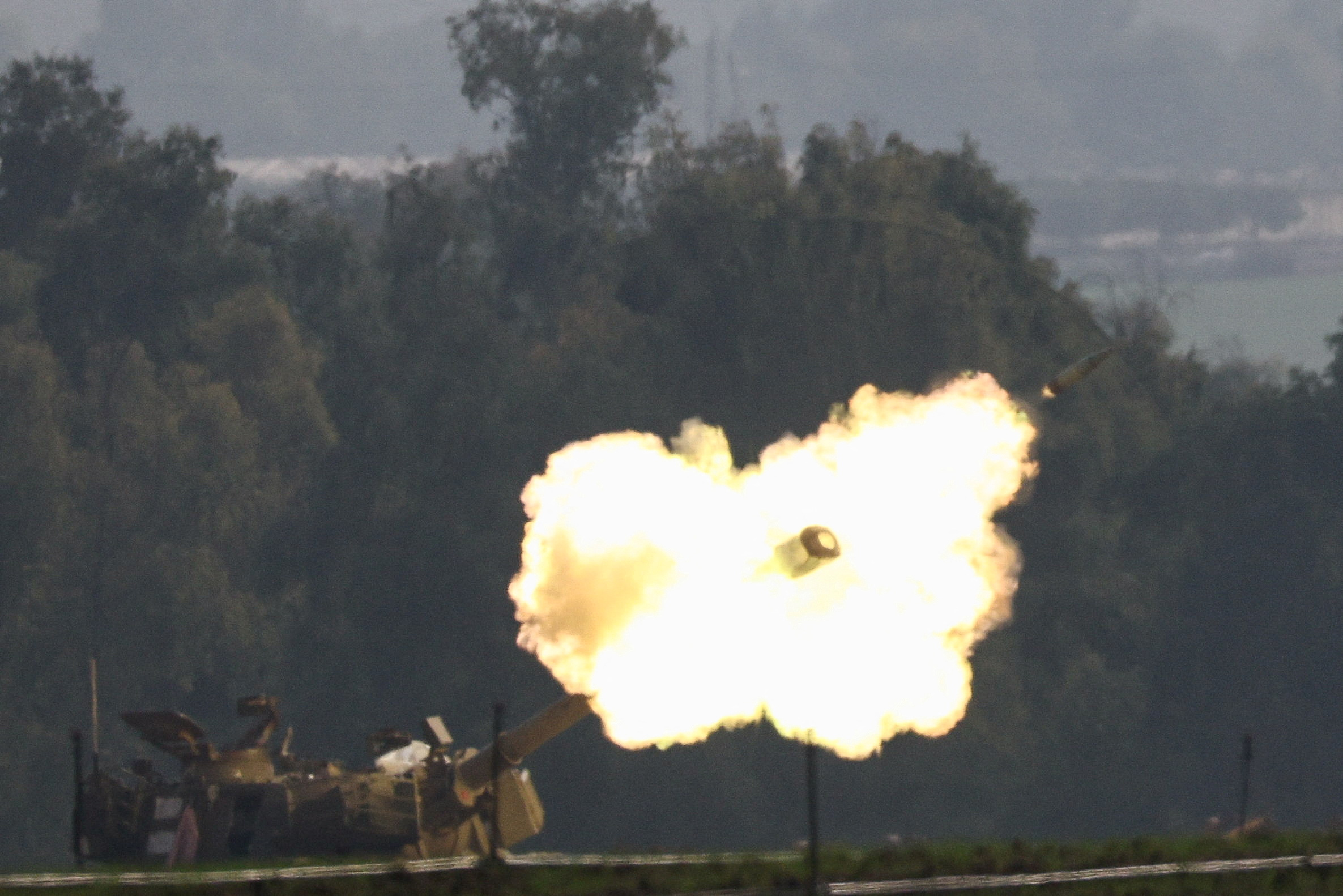 An Israeli artillery unit fires amid the ongoing conflict between Israel and the Palestinian Islamist group Hamas, near the border between Israel and Gaza, in southern Israel, December 28, 2023. /Reuters/Violeta Santos Mora.