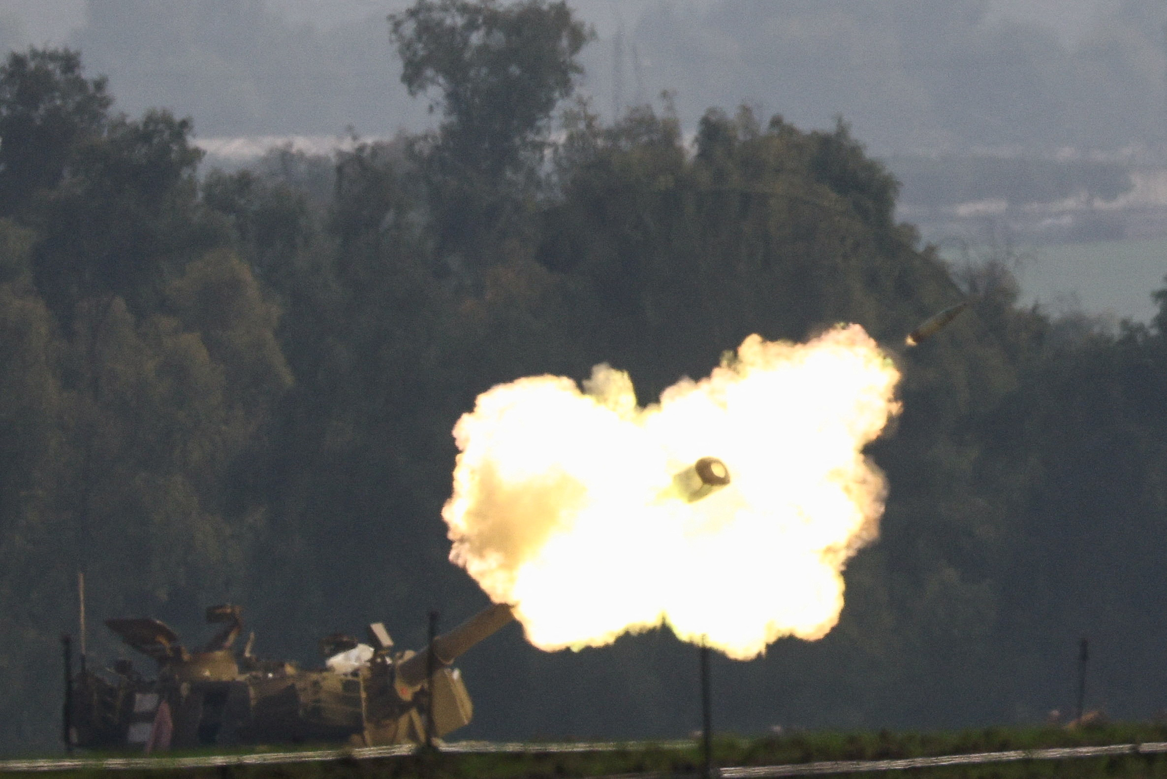 An Israeli artillery unit fires, amid the ongoing conflict between Israel and the Palestinian Islamist group Hamas, near the Israel-Gaza border, in southern Israel, December 28, 2023. /Reuters/Violeta Santos Moura.
