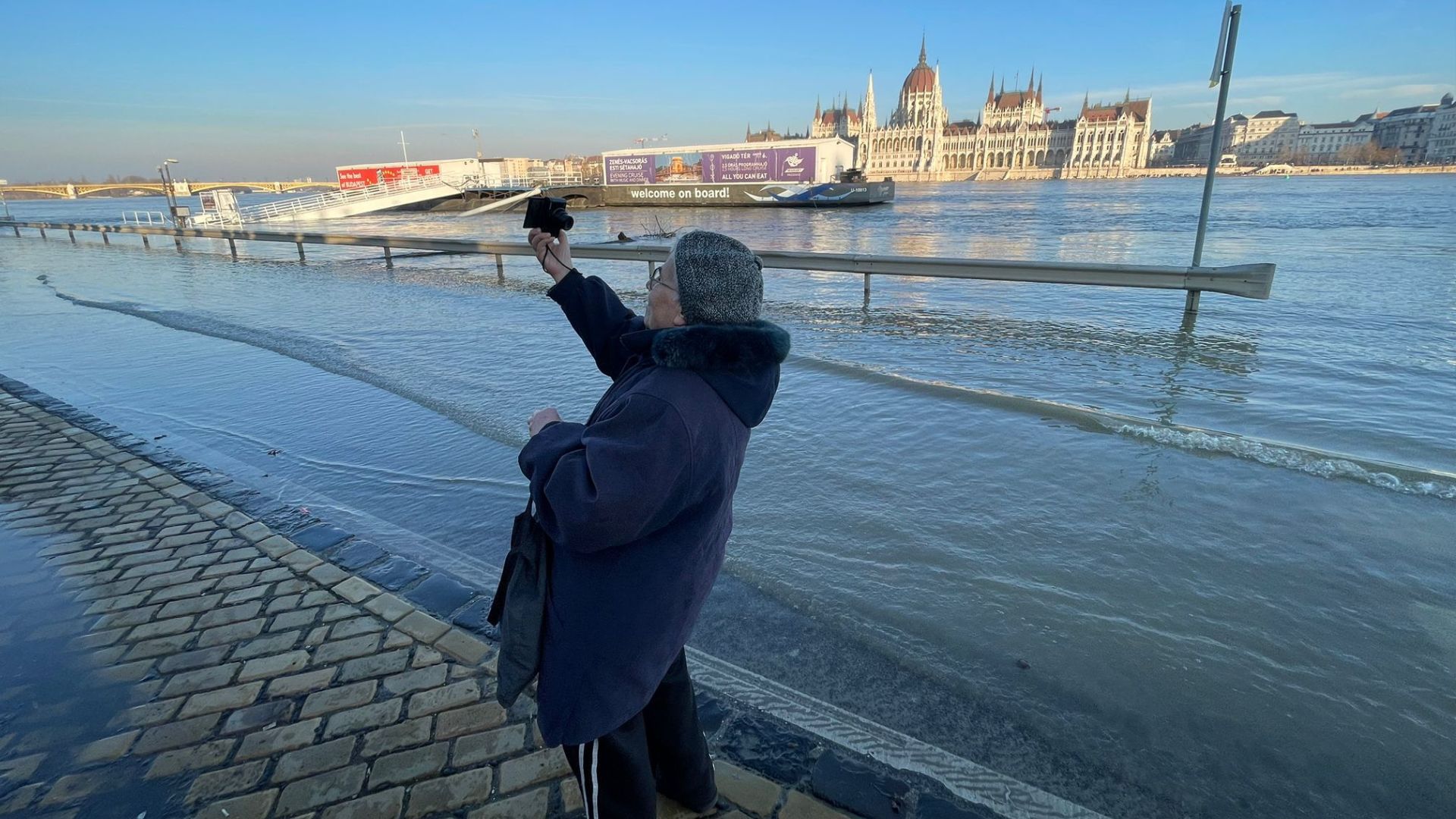 A flooded main road opposite the Hungarian parliament. /Pablo Gutierrez/CGTN