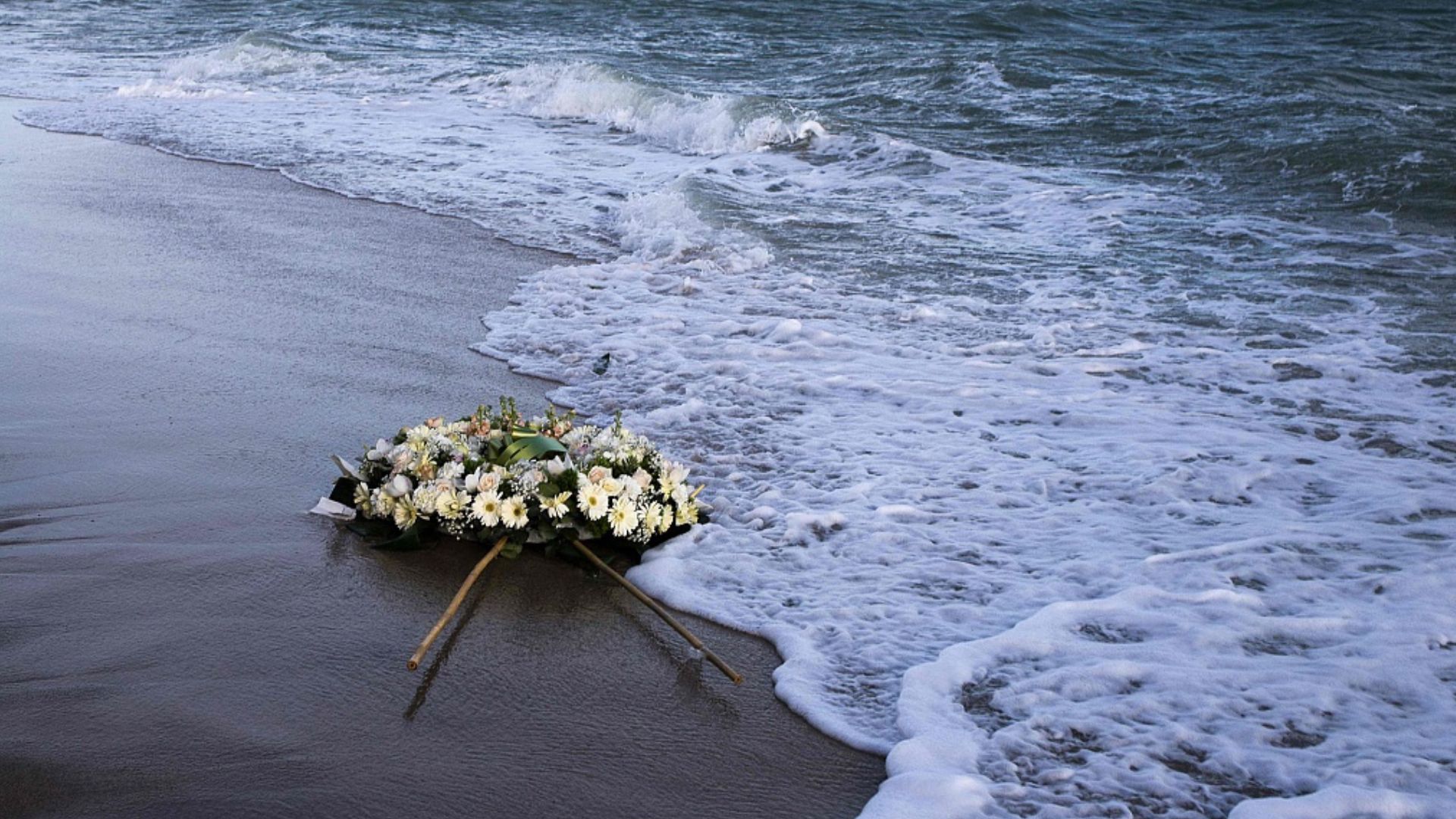 A wreath at the shore in the Calabria region of southern Italy after the shipwrecking of the Stecato di Cutro in February. /Gianluca Chininea/CFP
