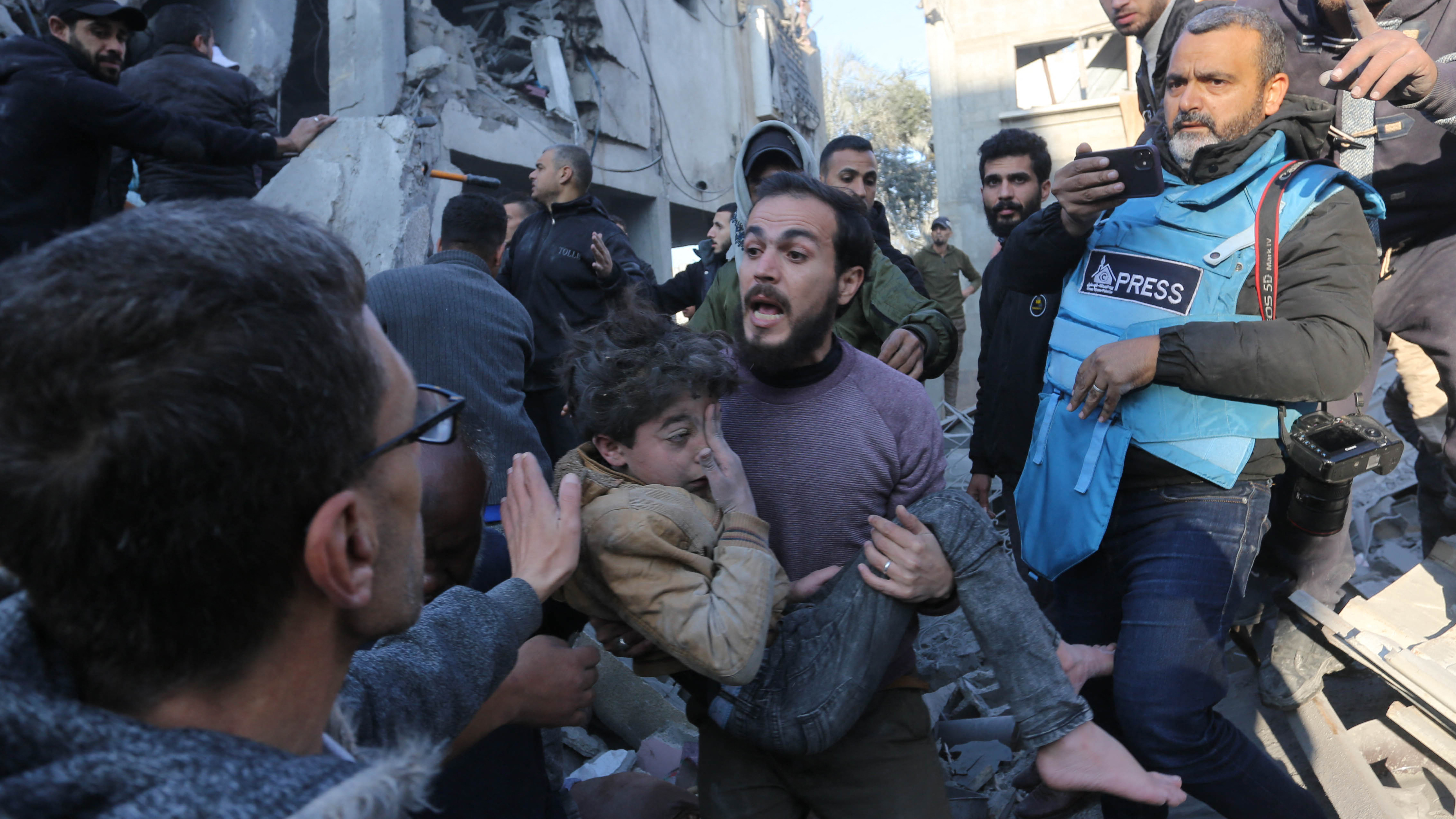 Southern Gaza remains under fierce attack on Saturday, with Gazans seeking shelter in the city of Rafah, near Egypt. /AFP/AL-Zawayda.
