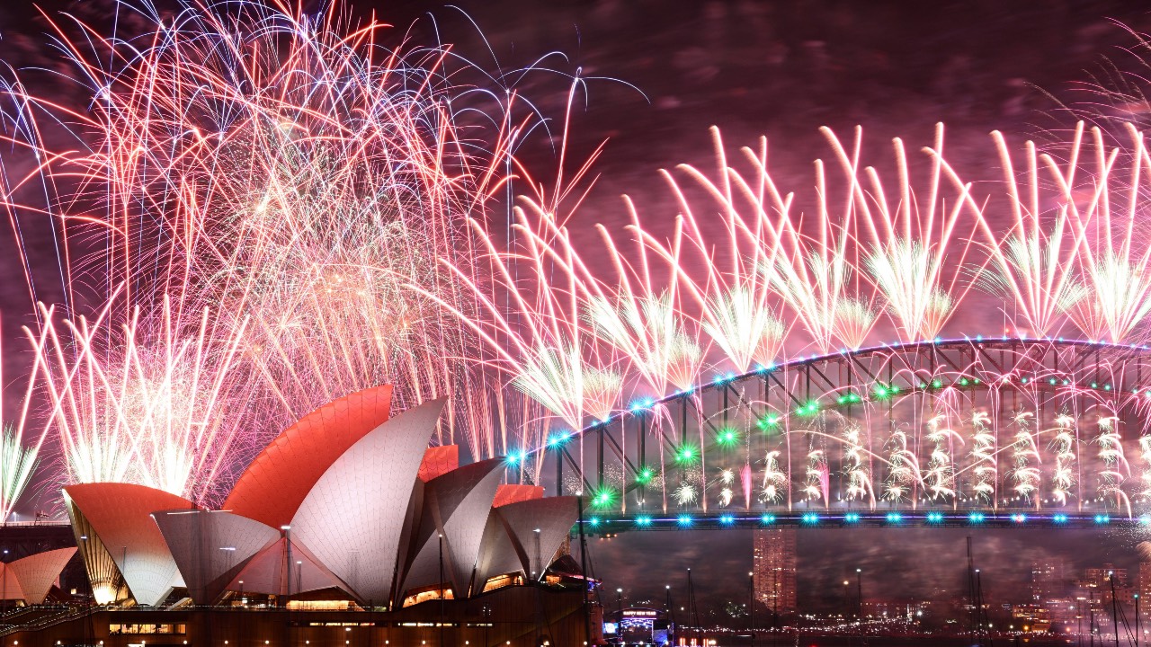 Fireworks over the Sydney Opera House and Harbour Bridge during New Year's Eve celebrations in Sydney, Australia. /AAP Image/Dan Himbrechts/Reuters