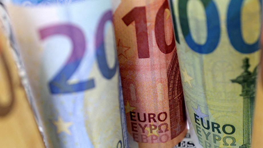 Experts say the euro is a second reserve currency after the U.S. dollar. /Dado Ruvic/Reuters