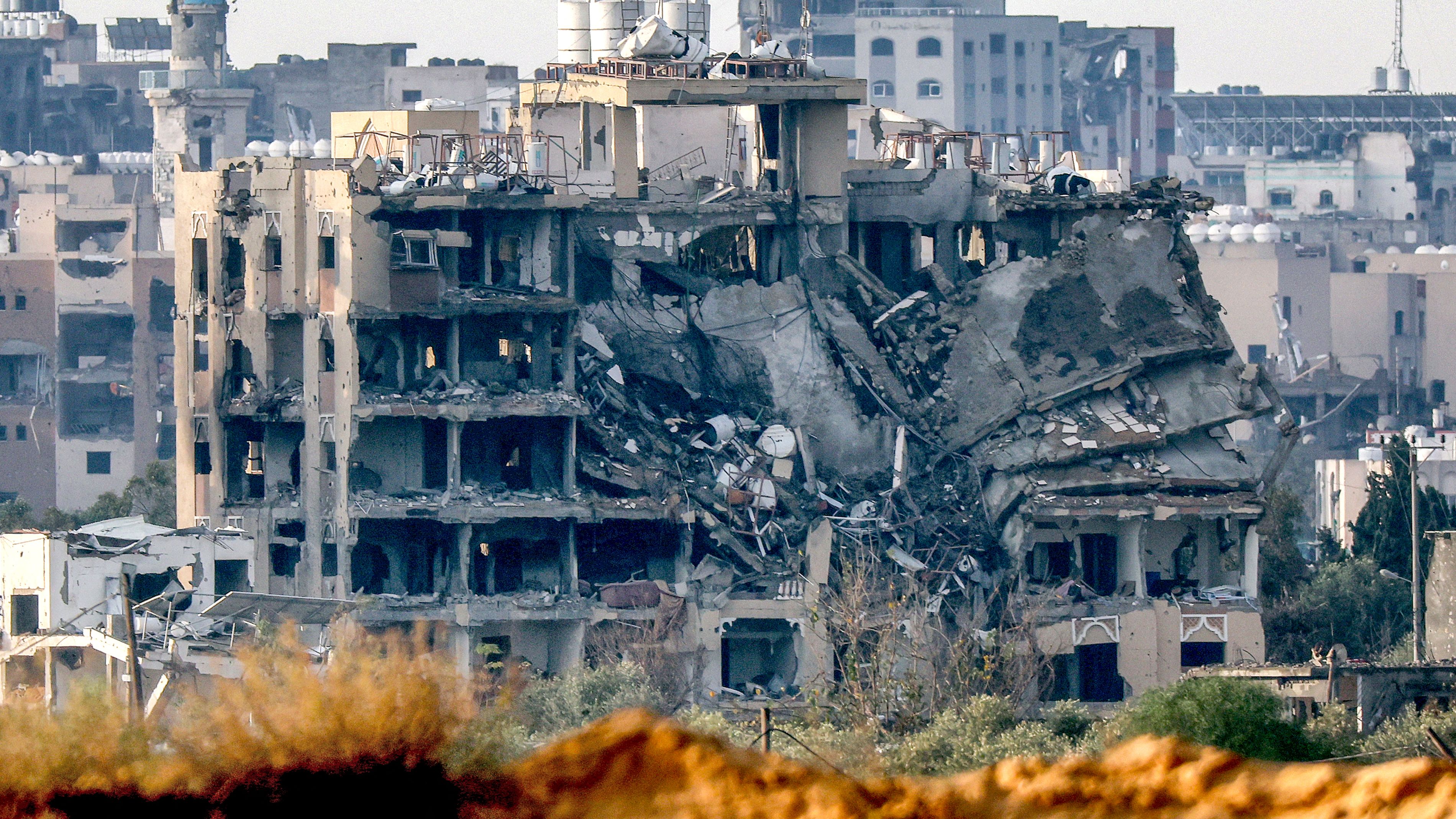 Destruction in the central Gaza Strip from a position across the border in southern Israel./ Jack Guez / AFP