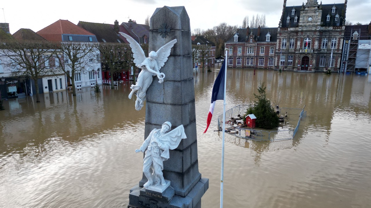 Flooded town hall square with its War Memorial as the Aa river overflows in Arques near Saint-Omer, after heavy rains caused flooding in northern France. /Pascal Rossignol/Reuters