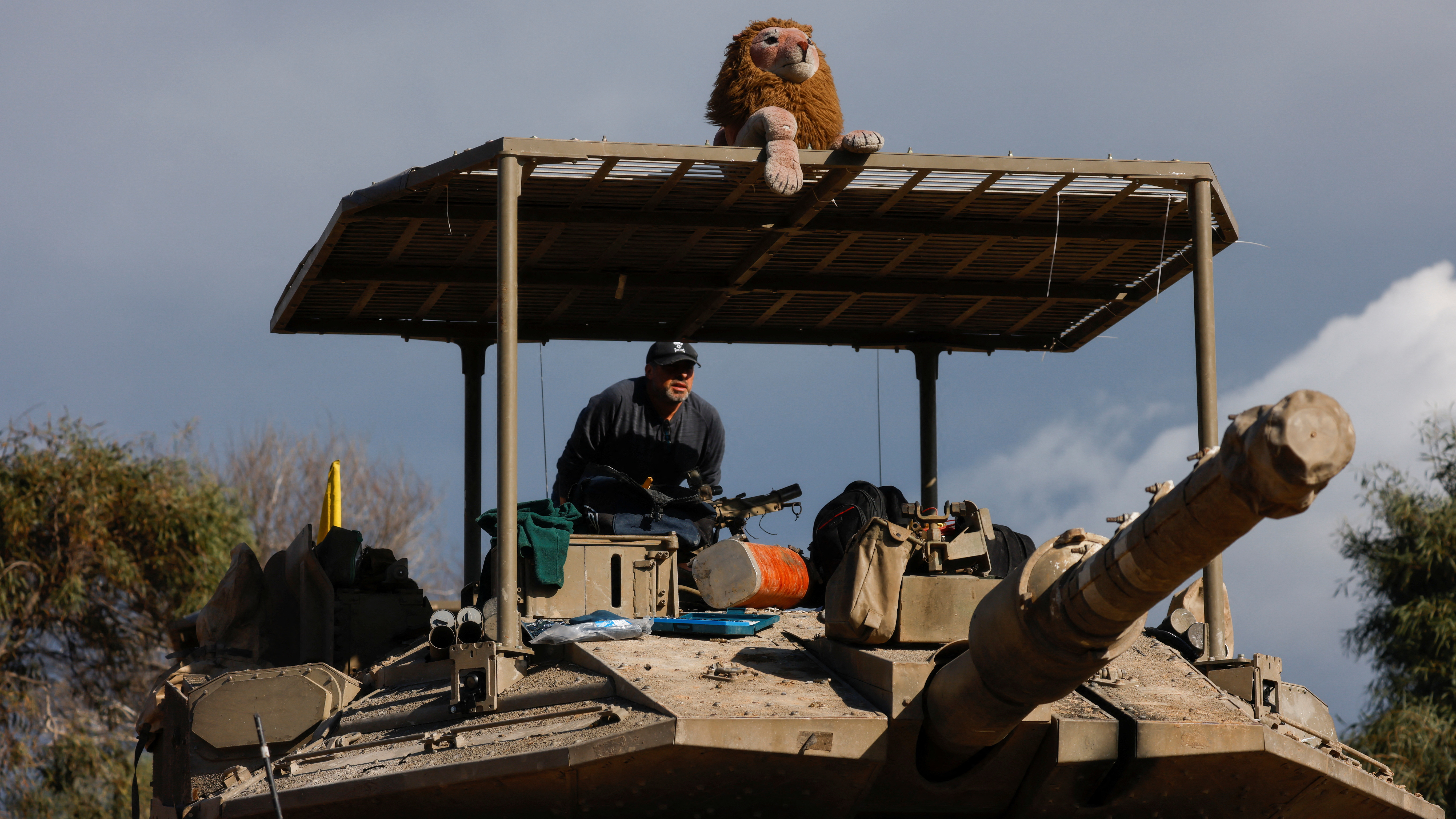 A man works on a tank near the border with northern Gaza, amid the ongoing conflict between Israel and Hamas. /Reuters/Amir Cohen