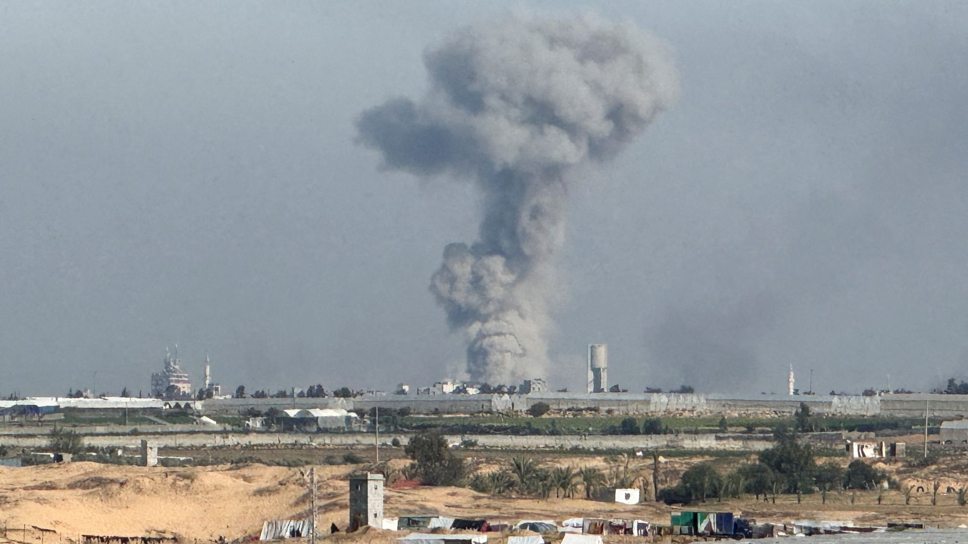 Smoke rises following Israeli strikes seen from Rafah in the southern Gaza Strip. /Bassam Masoud/Reuters