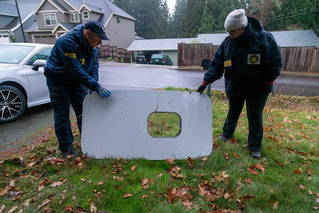 The door belonging to Alaska Airlines Flight 1282 recovered from a residential lawn /CFP