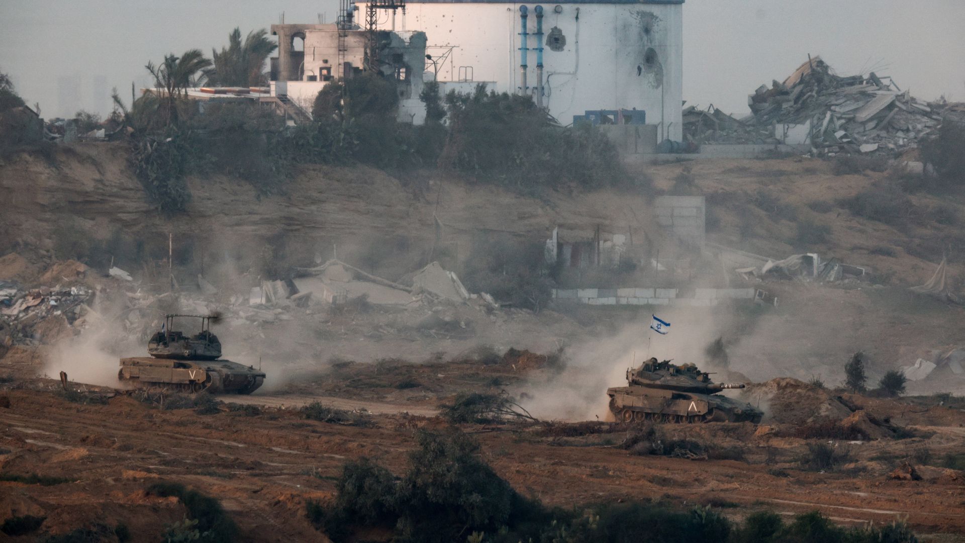 Tanks maneuver in central Gaza, amid the ongoing conflict between Israel and Hamas. /Amir Cohen/Reuters