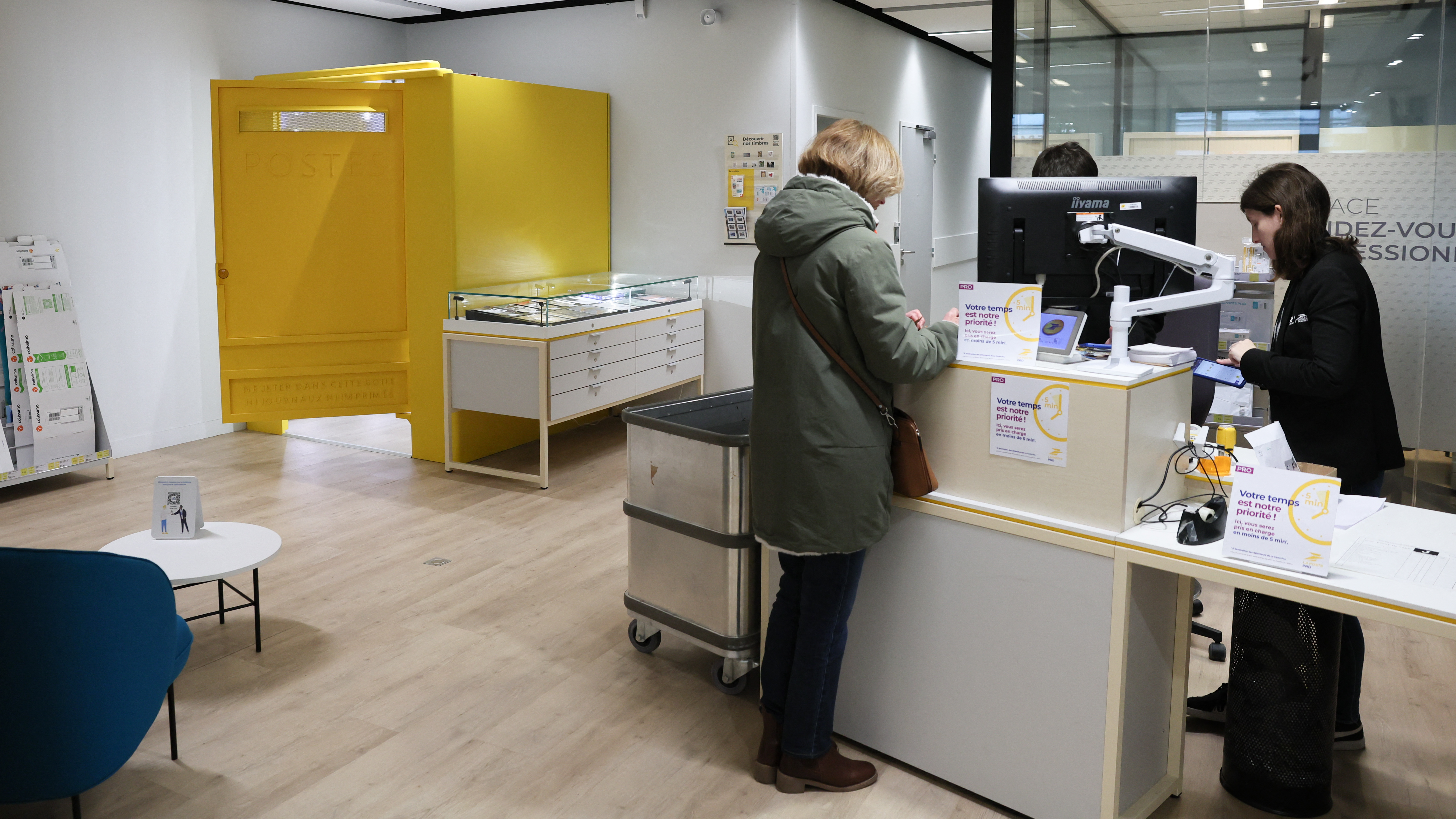 A client stands near a retry booth set up in a La Poste French post office in Paris. /Alain Jocard/AFP