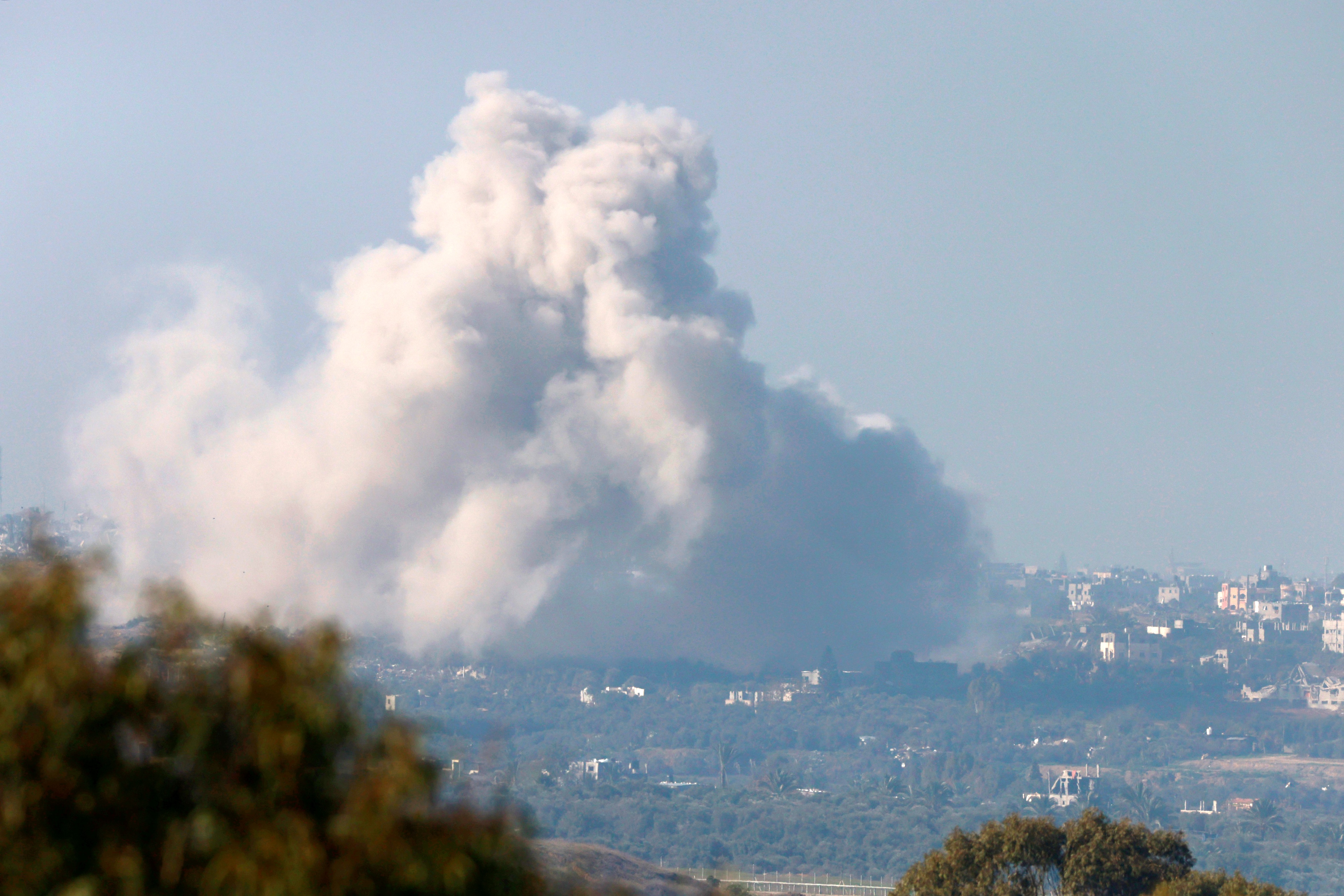 Smoke over Gaza as conflict reaches its 100 day. Menahem Kahana/ AFP