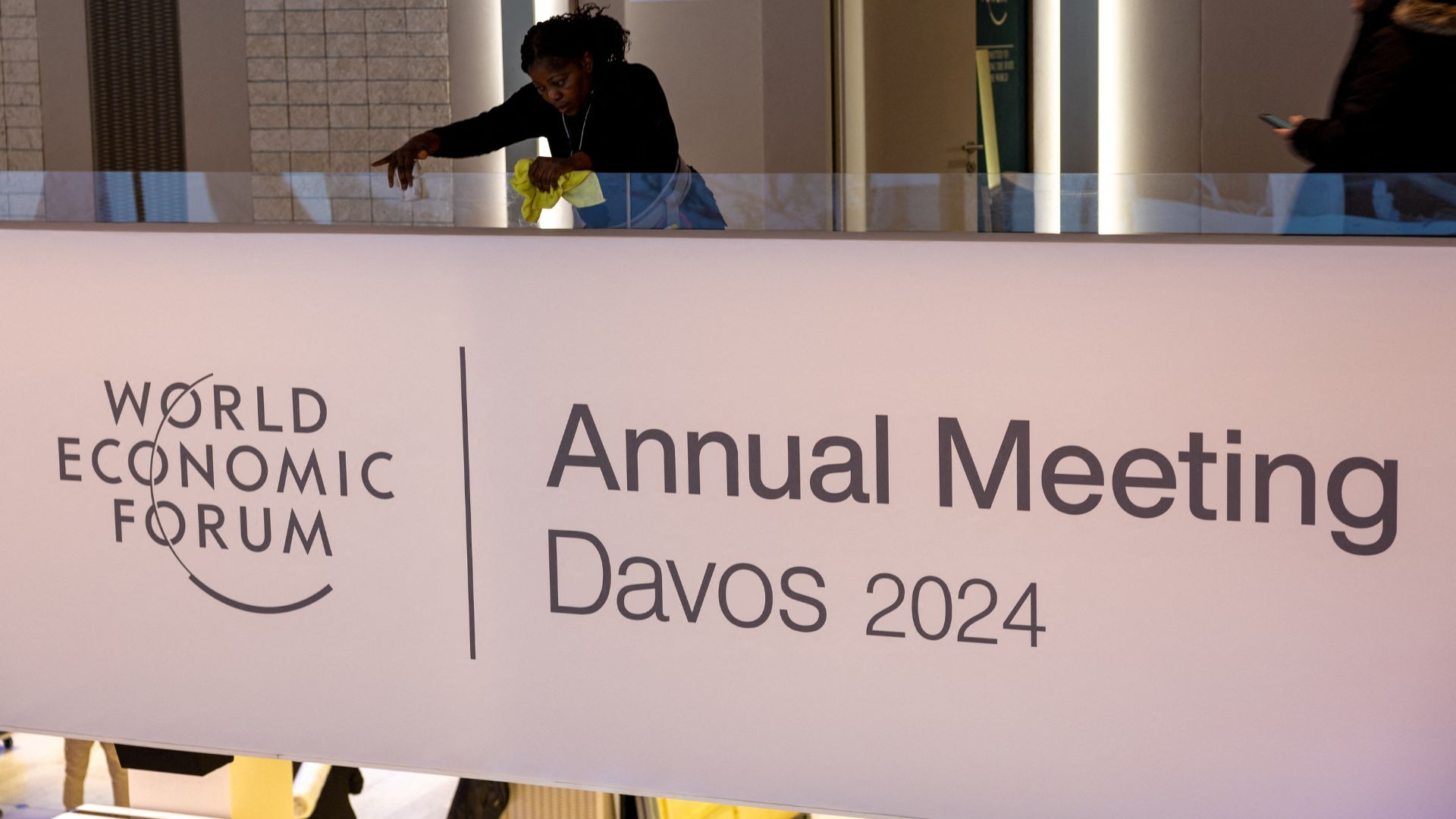Preparing the Congress Center ahead of the annual meeting of the World Economic Forum (WEF) in Davos. /Denis Balibouse/Reuters