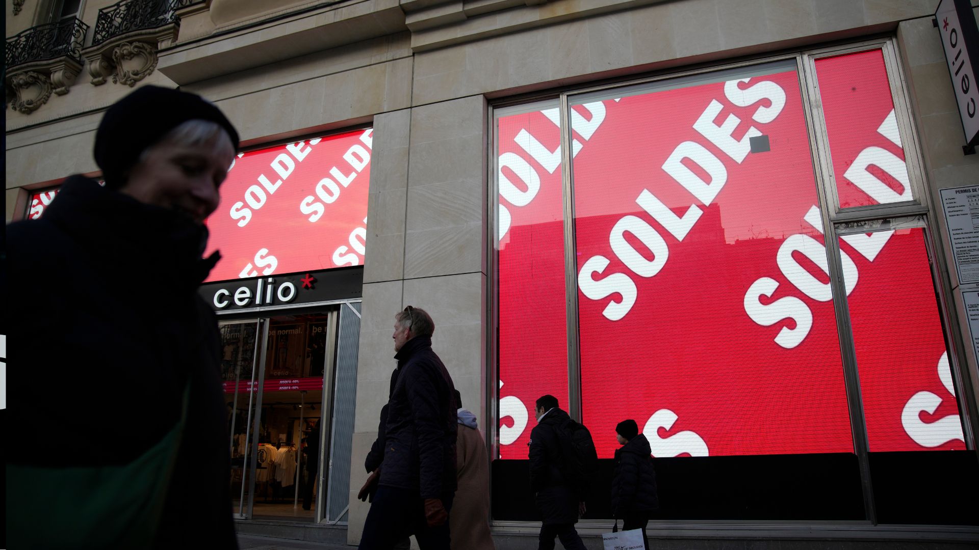 France's winter sales season kicks off as consumers face above-average inflation and a sluggish economy / Associated Press