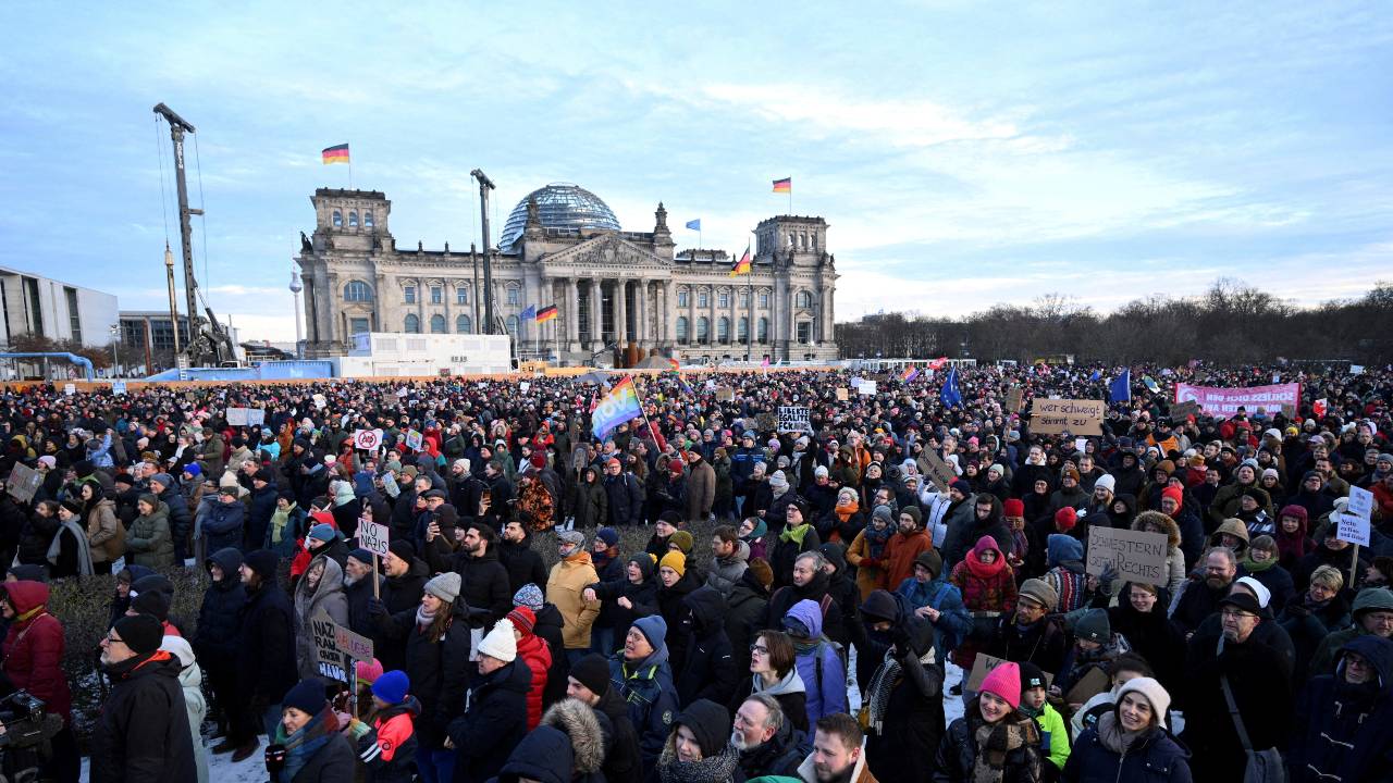 People gather in front of the Reichstag building in a protest against the AfD party, right-wing extremism and for the protection of democracy in Berlin. /Annegret Hilse/Reuters