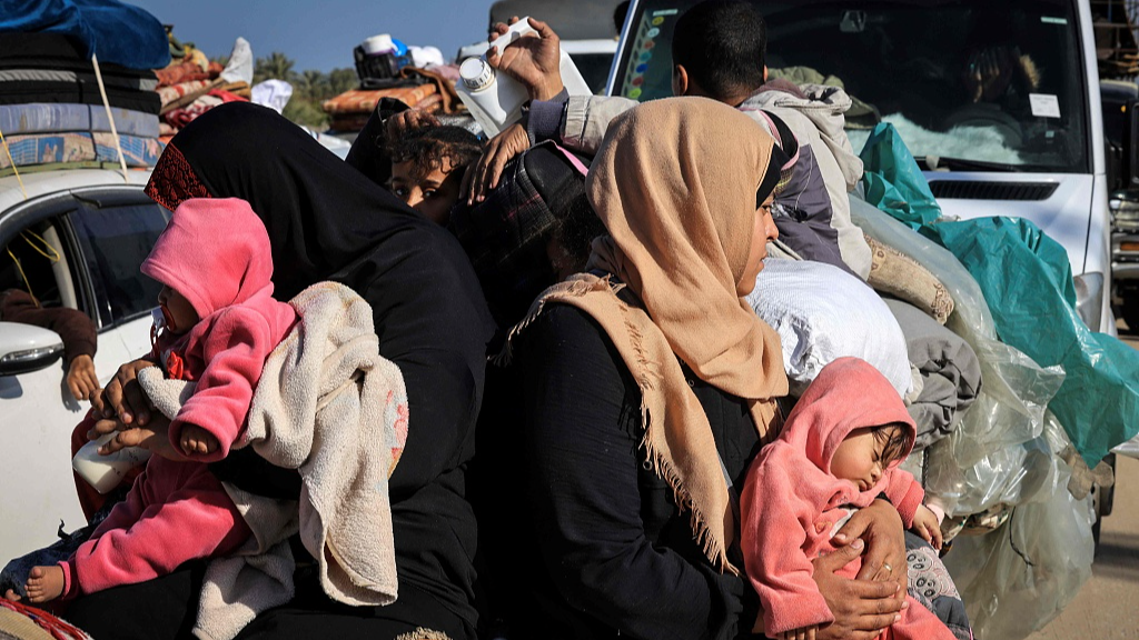 Palestinian mothers with their children near the Rafah border crossing with Egypt./CFP