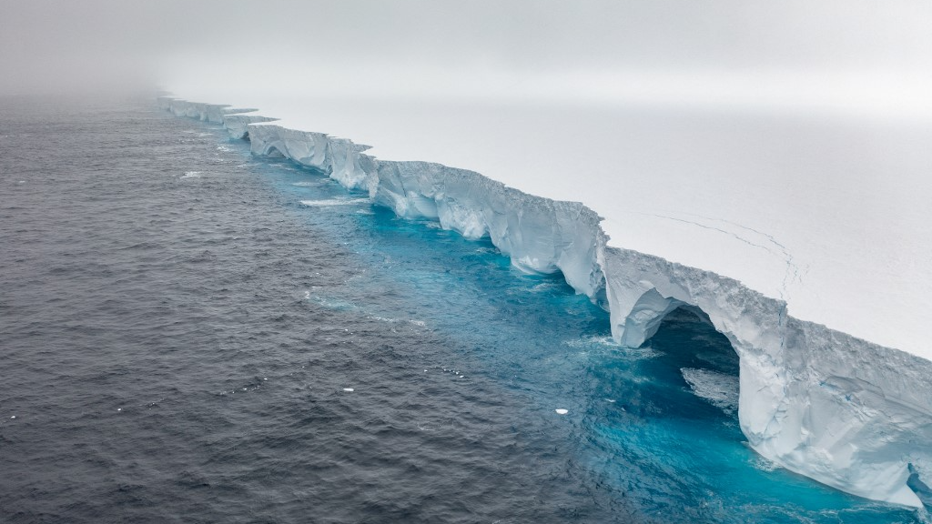 After three decades stuck to the Antarctic sea floor, the iceberg is heading northeast on what could be its final journey. /Ian Strachan/EYOS Expeditions/AFP