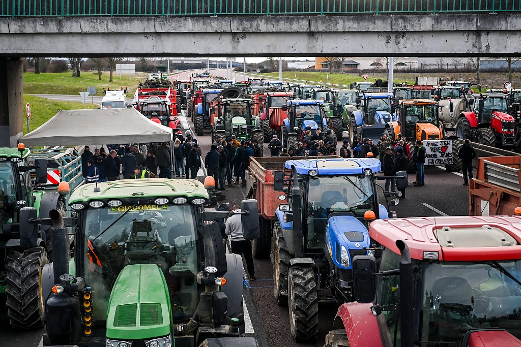 Dozens of heavy tractors blockade a motorway leading to Paris /Emma Buoncristiani/CFP