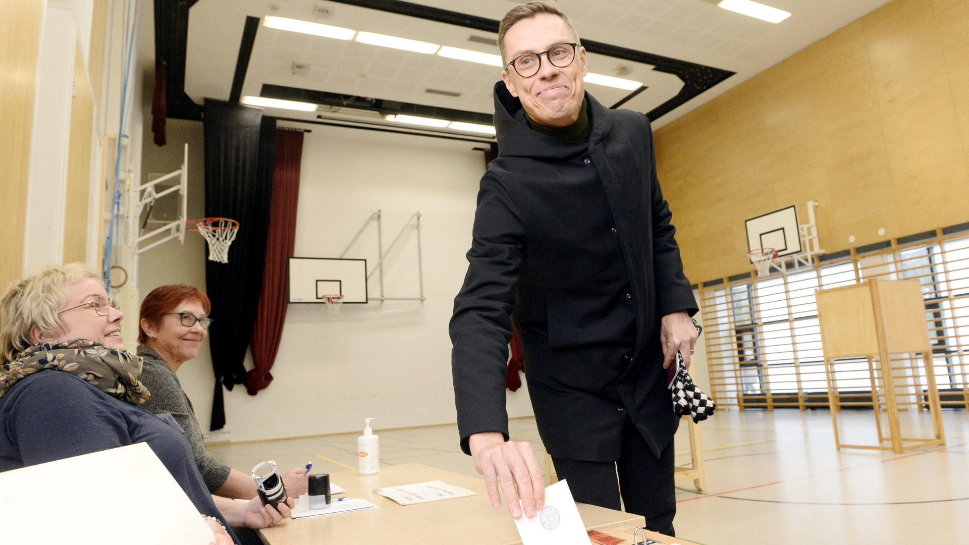 Former prime minister Alexander Stubb casts his vote.  /Mikko Stig/Lehtikuva via CFP