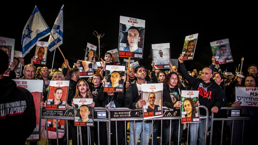 Protestors gather outside the home of Benjamin Netanyahu demanding the retrieval of remaining hostages /Eyal Warshavsky/SOPA via CFP