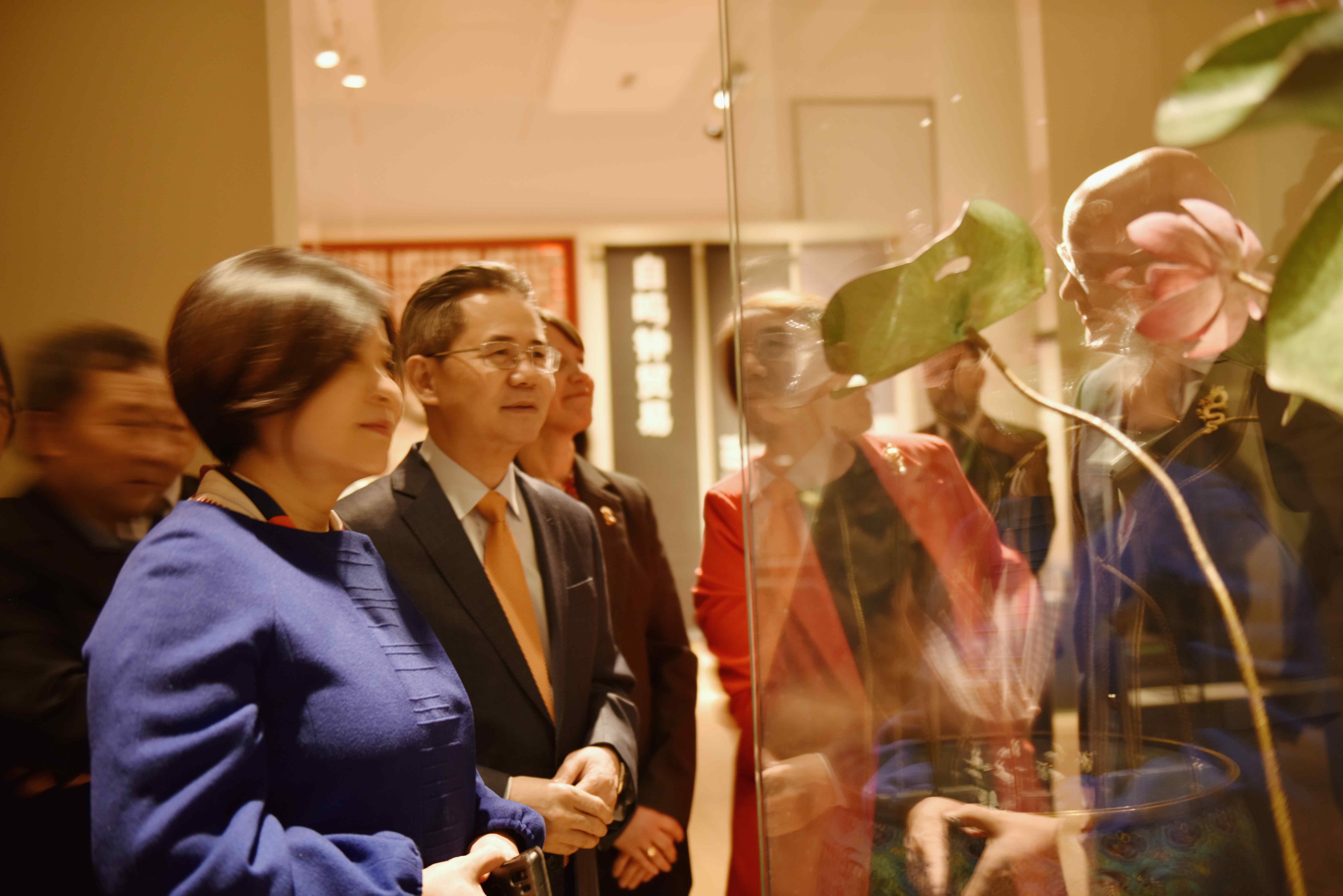 Chinese ambassador to the UK Zheng Zeguang visiting the Zimingzhong exhibition by the Science Museum and the Palace Museum. /CGTN Europe