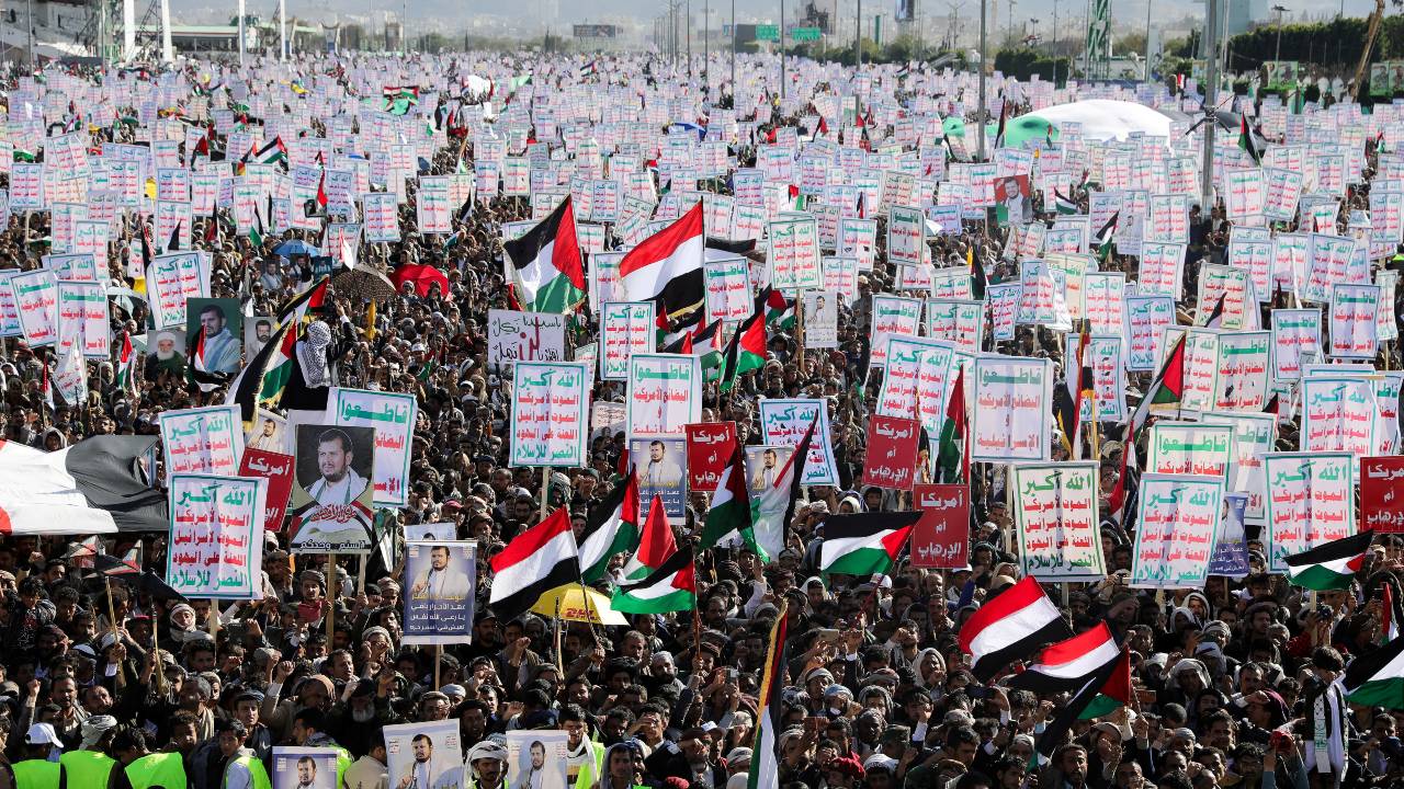 Yemenis rally to show support for Palestinians in the Gaza Strip, in Sanaa as U.S. strikes escalate tensions in the Middle East. /Khaled Abdullah/Reuters