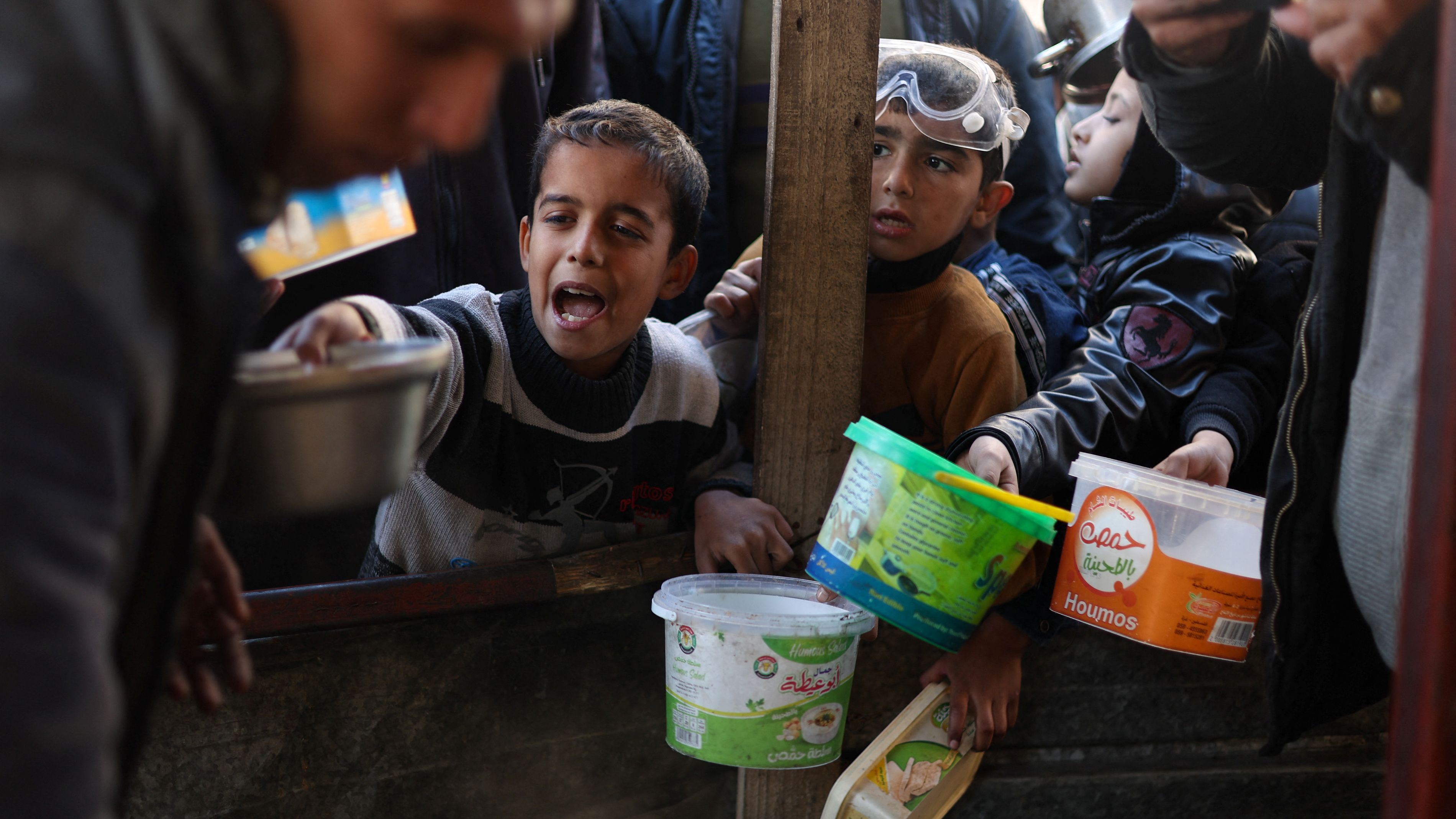 A charity supplies food in Rafah in the southern Gaza Strip. /Ibraheem Abu Mustafa/Reuters