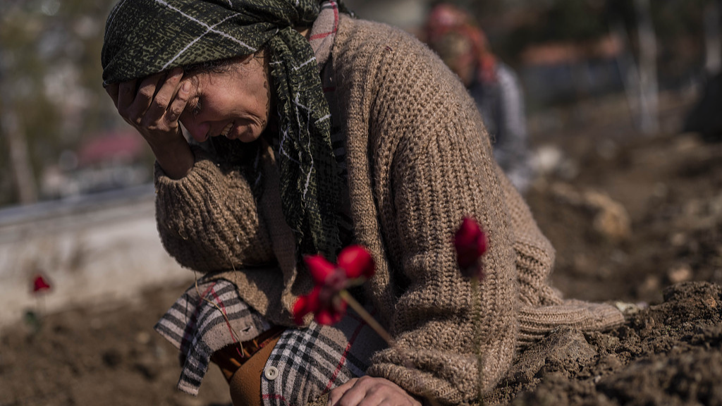 A woman mourns the loss of a relative at a funeral in Antakya. /Bernat Armangue/AP