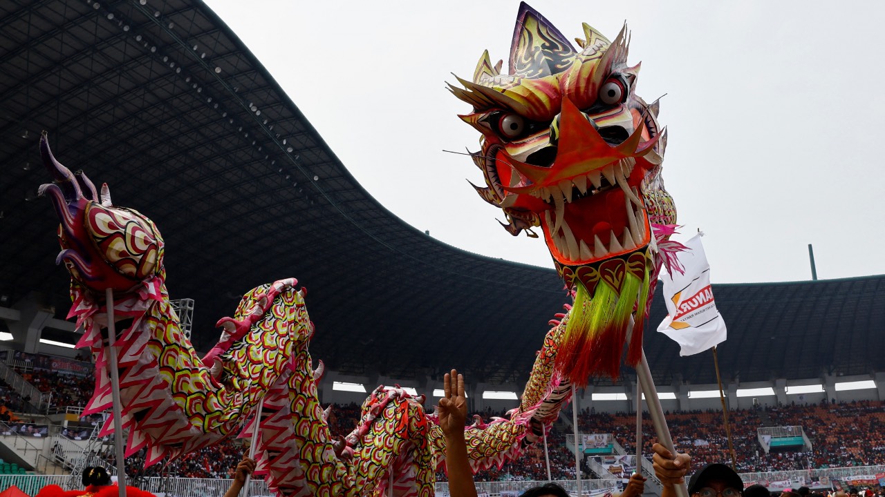 A dragon dance performance ahead of the Chinese Lunar New Year, in West Java province, Indonesia. /Kim Kyung-Hoon/Reuters