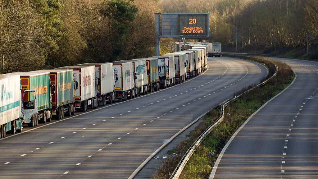 A line of trucks waits patiently on the highway that leads to the port of Dover./CFP