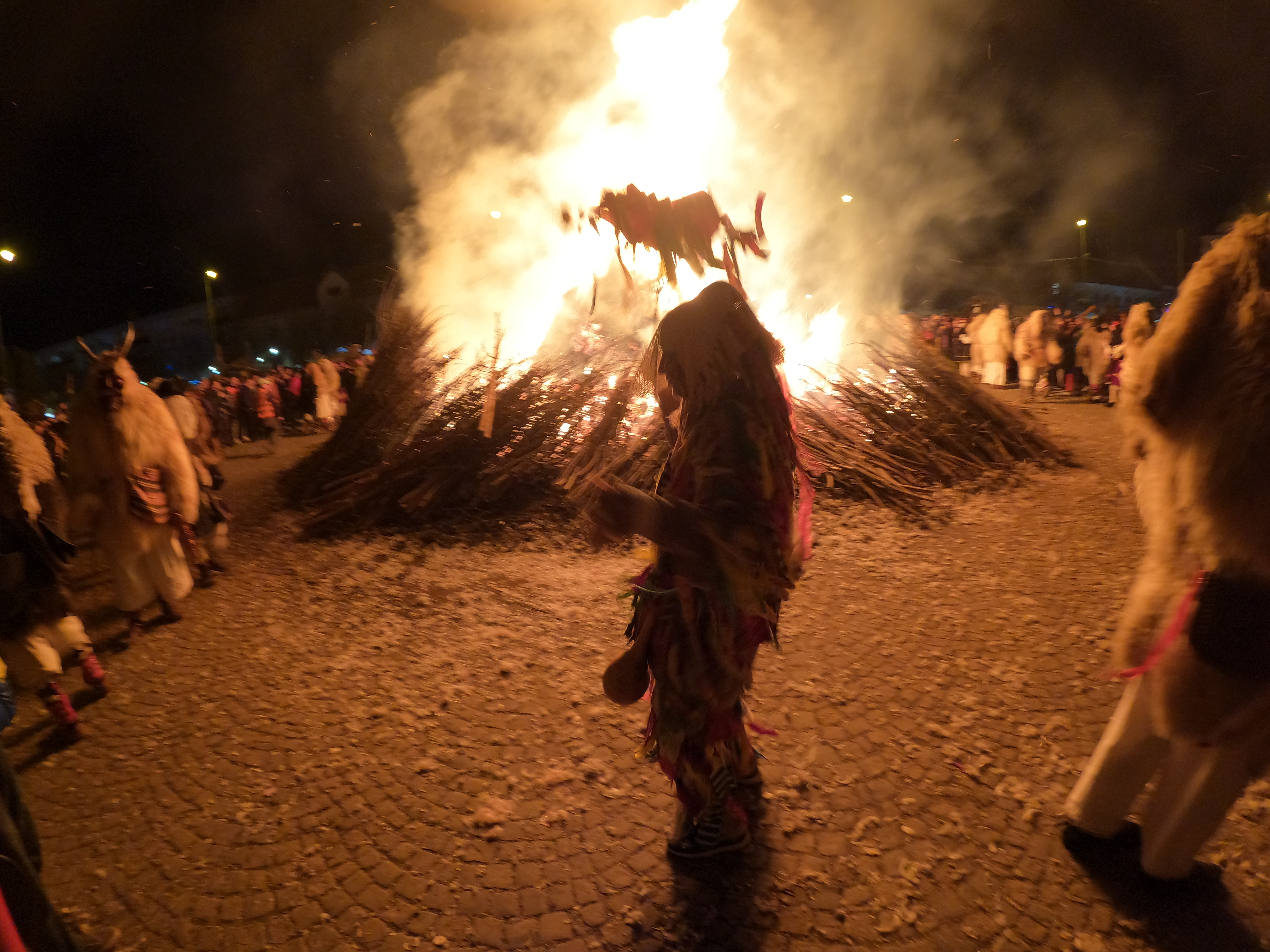 Local people surround bonfire at Busojaras festival./FSN/ Pablo Gutierrez 