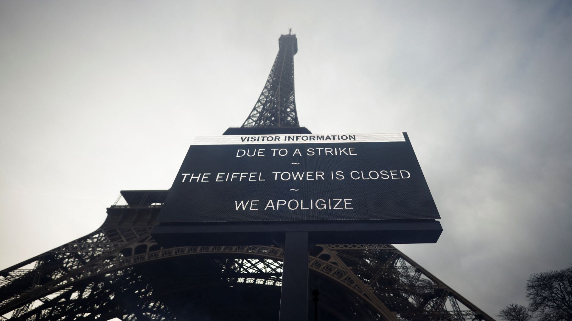 A sign outside the Eiffel Tower informing visitors of the strike. /Sarah Meyssonnier/reuters
