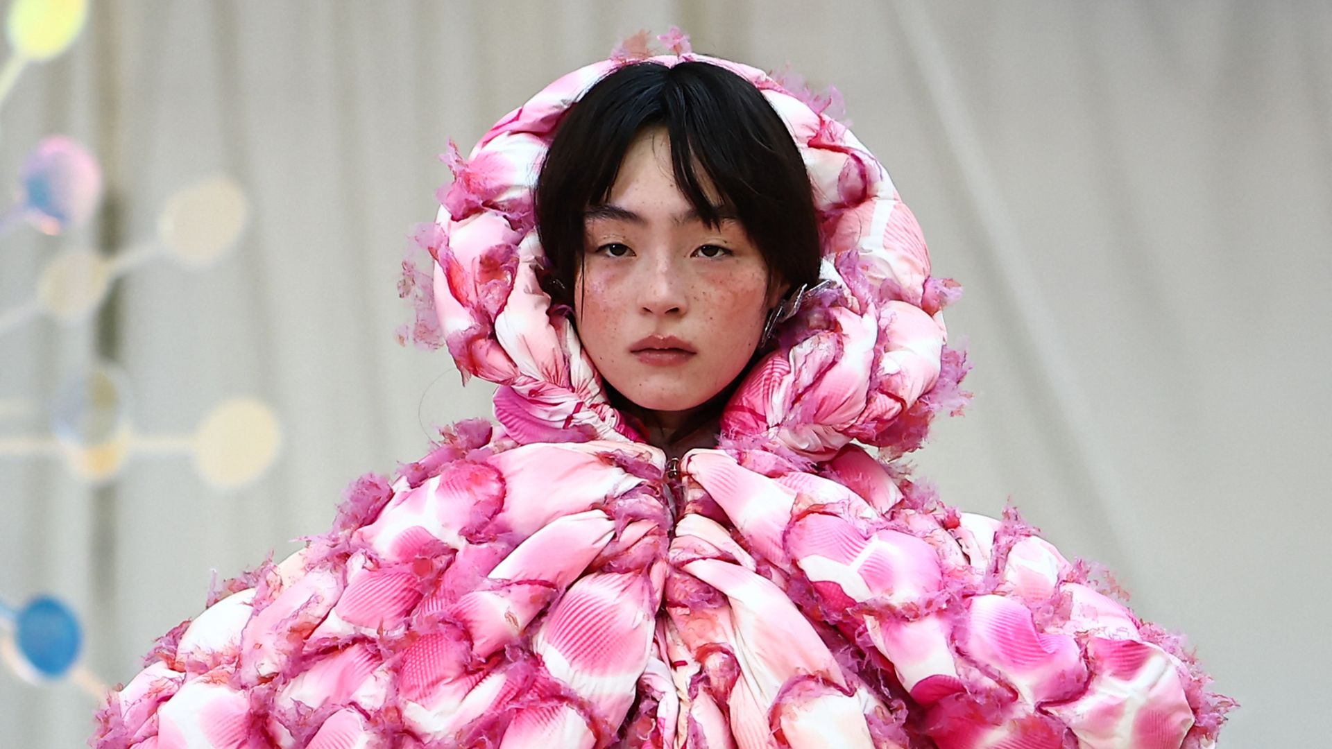 A model presents a creation by Susan Fang during the Autumn/Winter 2024 collection catwalk presentation. /Henry Nicholls/AFP
