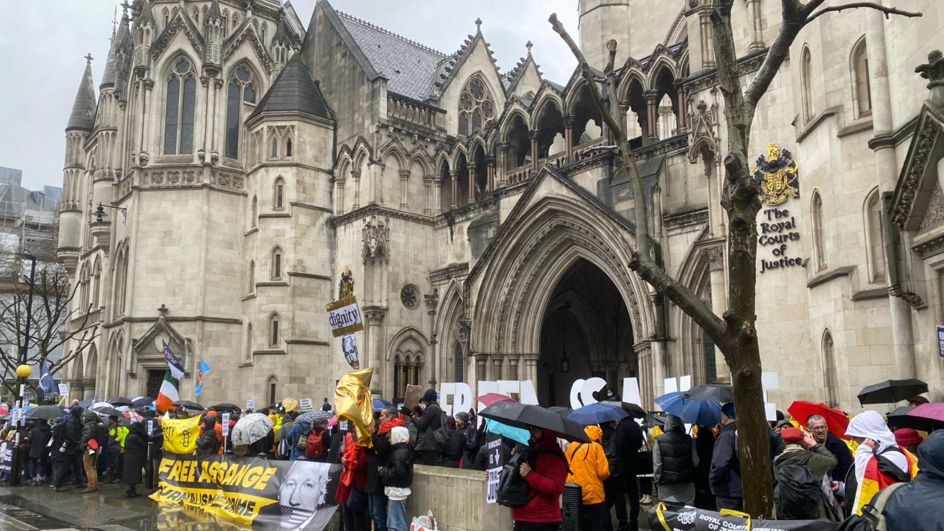 Assange supporters have assembled in their hundreds at London's High Court. /Iolo ap Dafydd/CGTN
