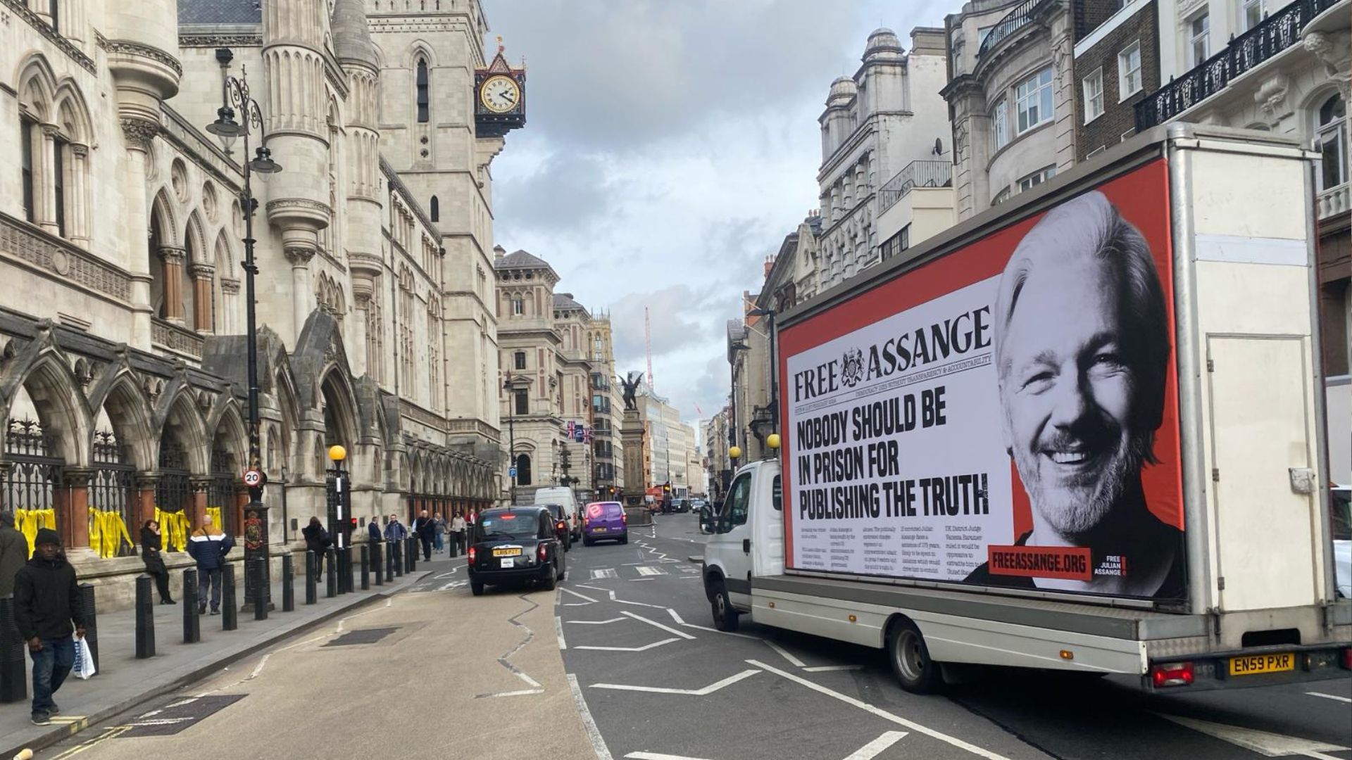 A mobile billboard commissioned by Assange supporters. /Iolo ap Dafydd/CGTN