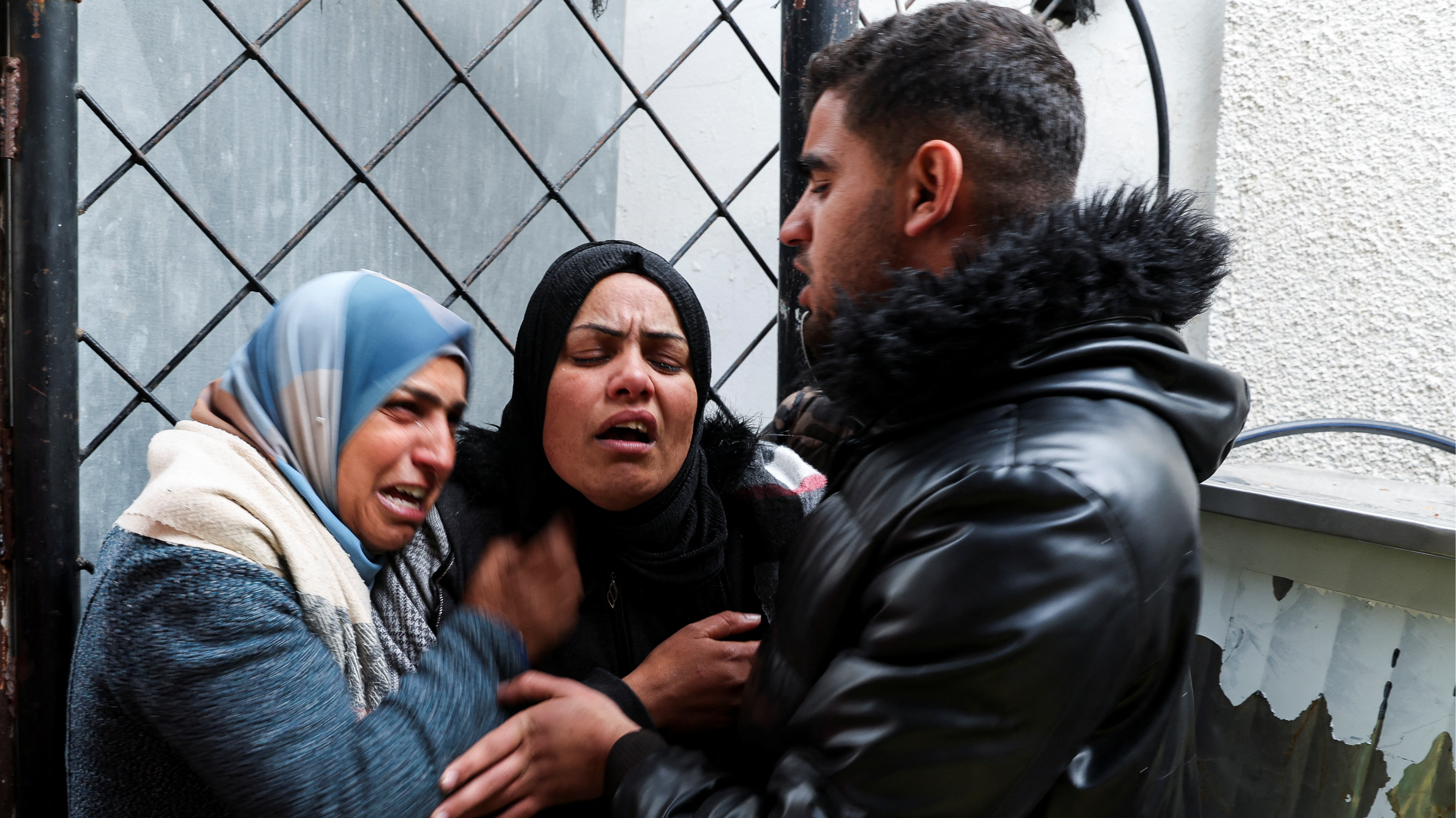 Mourners react following the death of Palestinians in Israeli strikes. /Ibraheem Abu Mustafa/Reuters