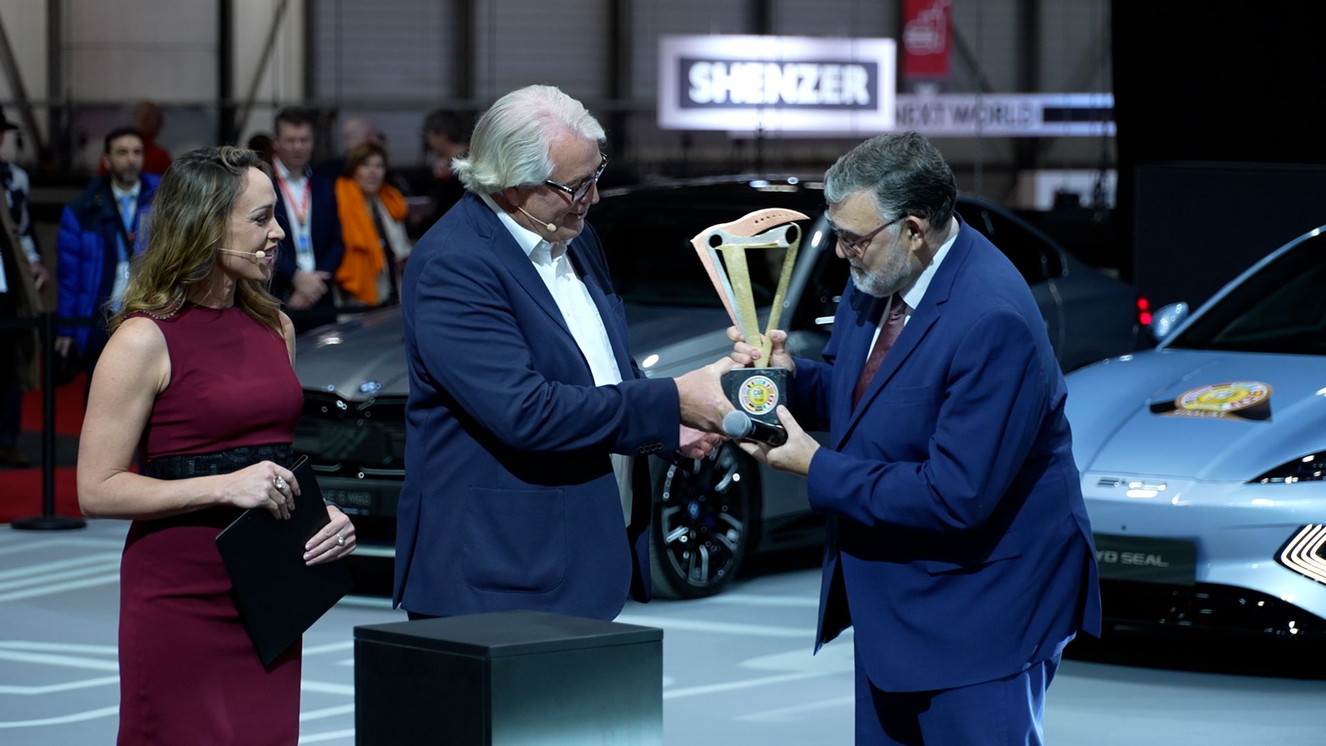 Renault's chief technology officer Gilles Le Borgne receives the Car of the Year award. /CGTN/Medienwerk