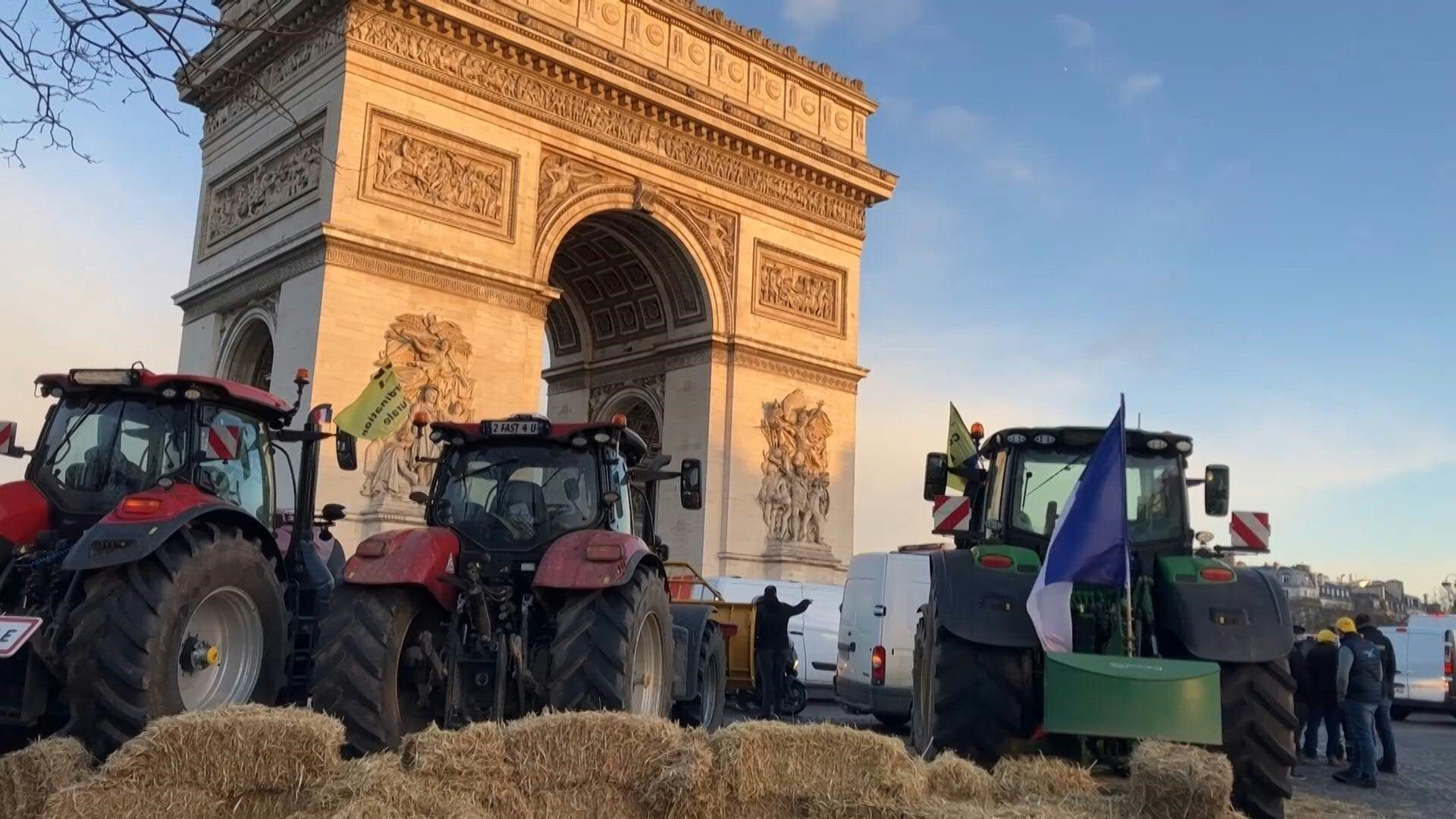 Some farmers dropped bales of hay. /Emmanuelle Monier/AFPTV/AFP
