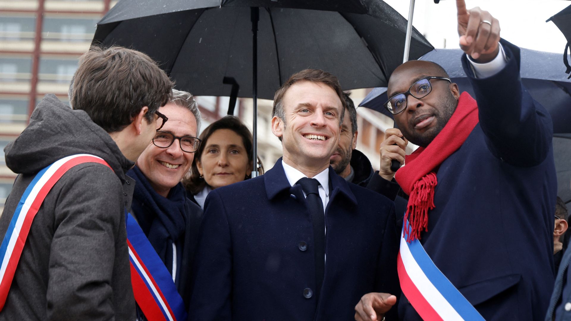 L'Ile-Saint-Denis' mayor Mohamed Gnabaly speaks with France's President Emmanuel Macron during the inauguration. /Ludovic Marin/Pool via Reuters
