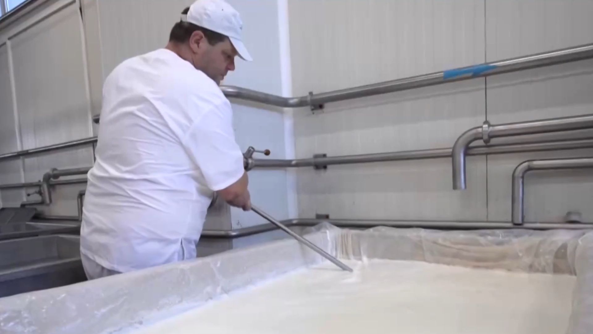 25 Parshevitsa employees produce 700 tons of dairy products every month./CGTN