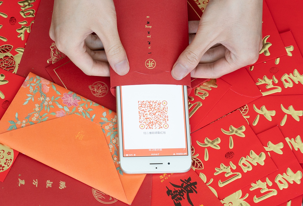 WeChat has revolutionized the traditional way of people sending Red Envelopes during the Spring Festival. /VCG Photo