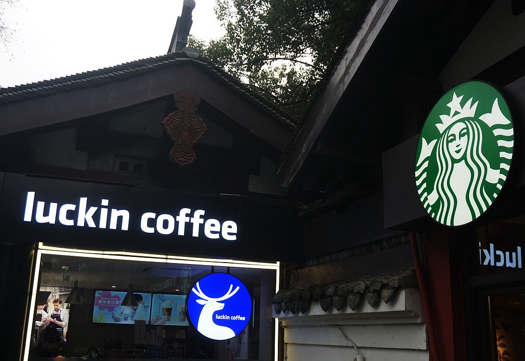 A Luckin store neighboring a Starbucks Store in Hangzhou City, east China's Zhejiang Province. /VCG Photo