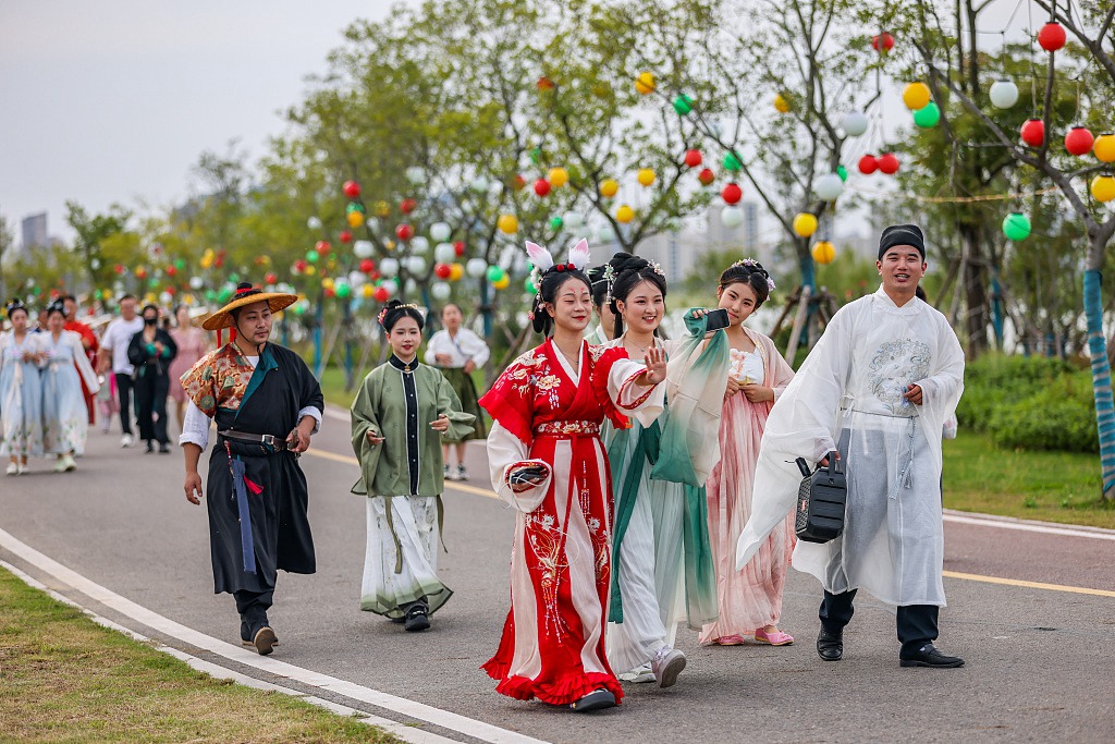 Chinese young people dressed in traditional clothes Hanfu are enjoying their holiday in a part in Anhui Province, China. /VCG
