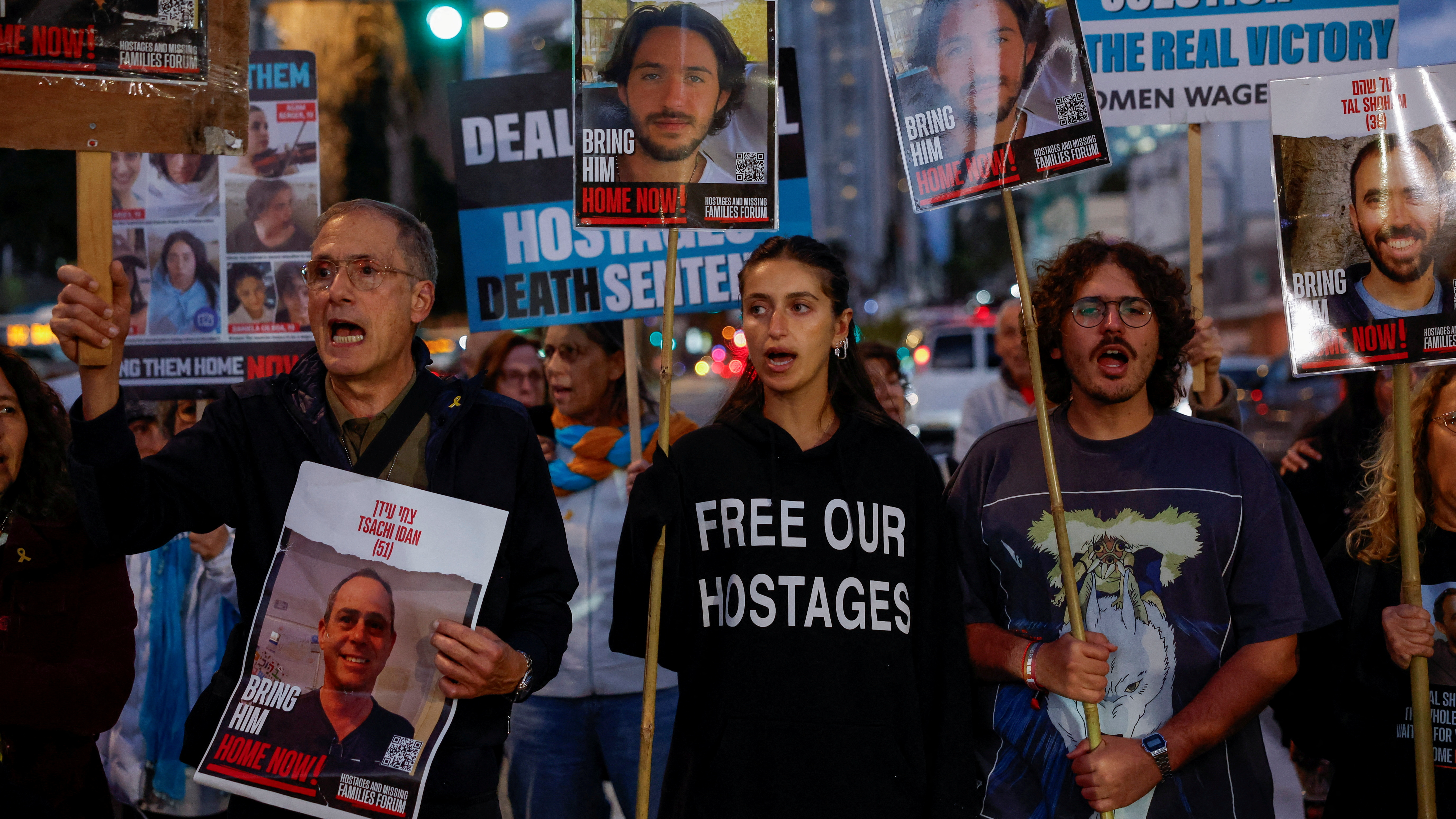 Protesters shout at a rally calling for the hostages' release outside the Israeli Ministry of Defense, in Tel Aviv. /Carlos Garcia Rawlins/Reuters