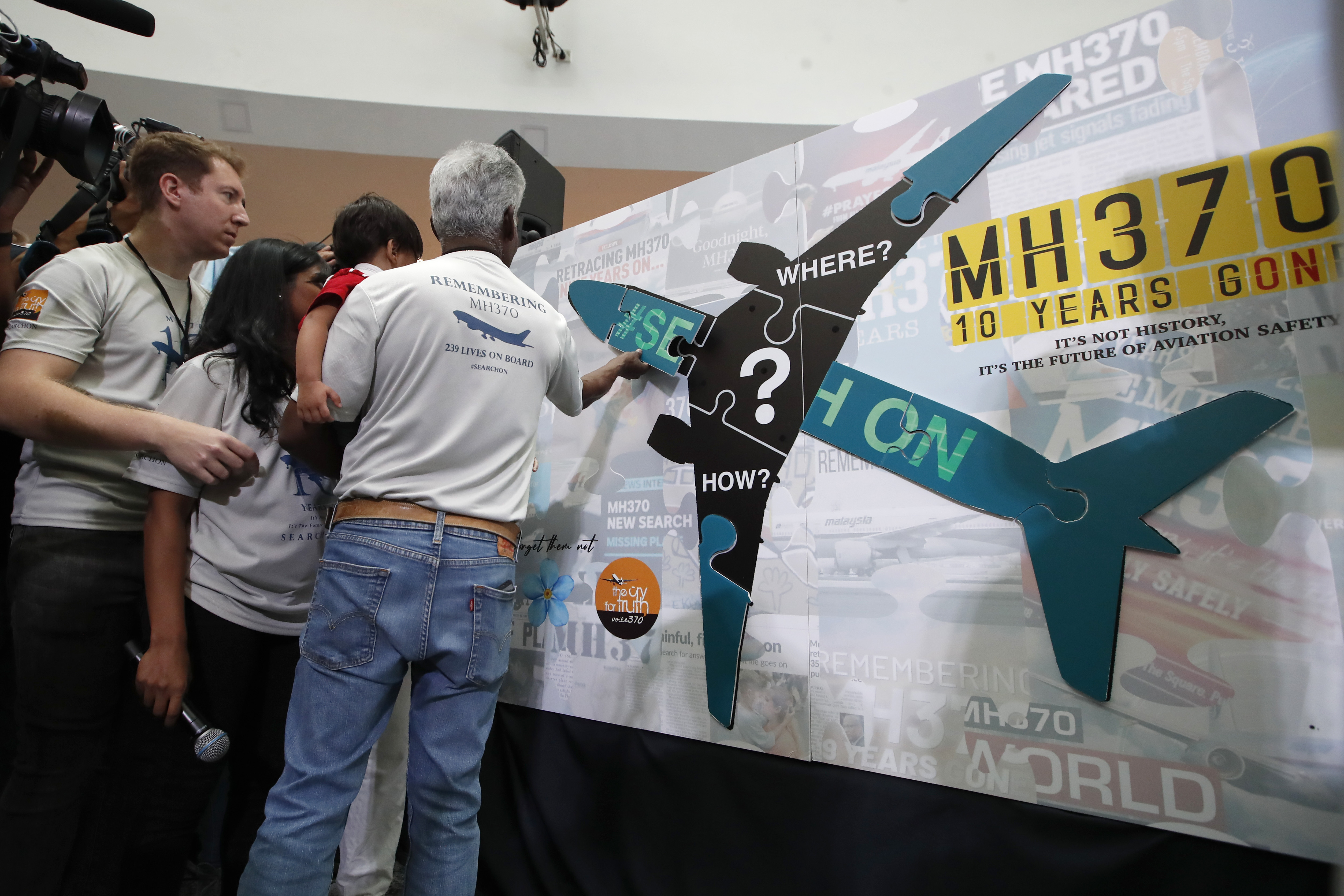 Relatives of MH-370 victims welcomed a proposal for a new search mission. /FL Wong/AP
